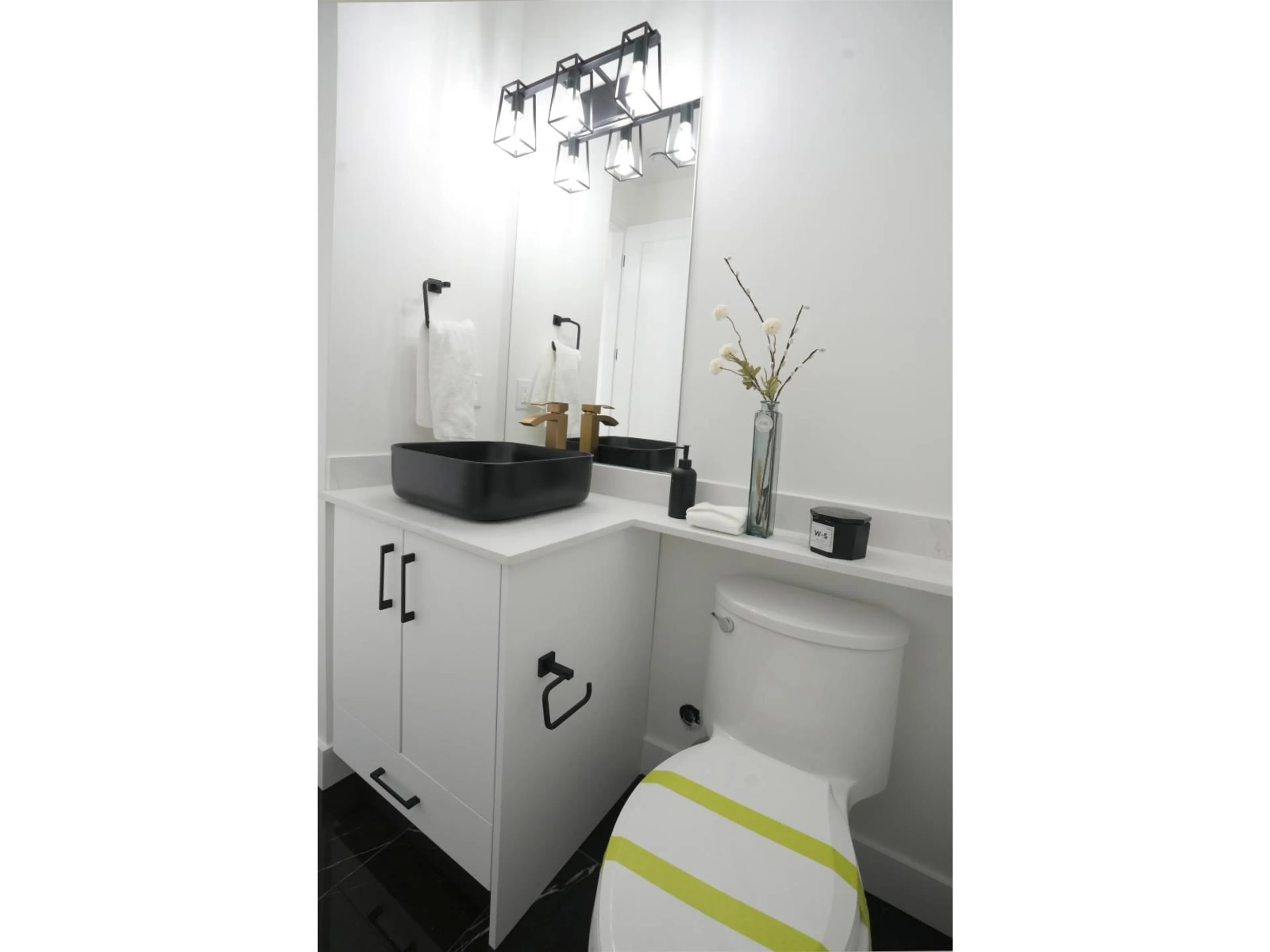 Contemporary bathroom, ceramic/tile floor for 13 - 14311 60 AVENUE, Surrey British Columbia V3X2N4