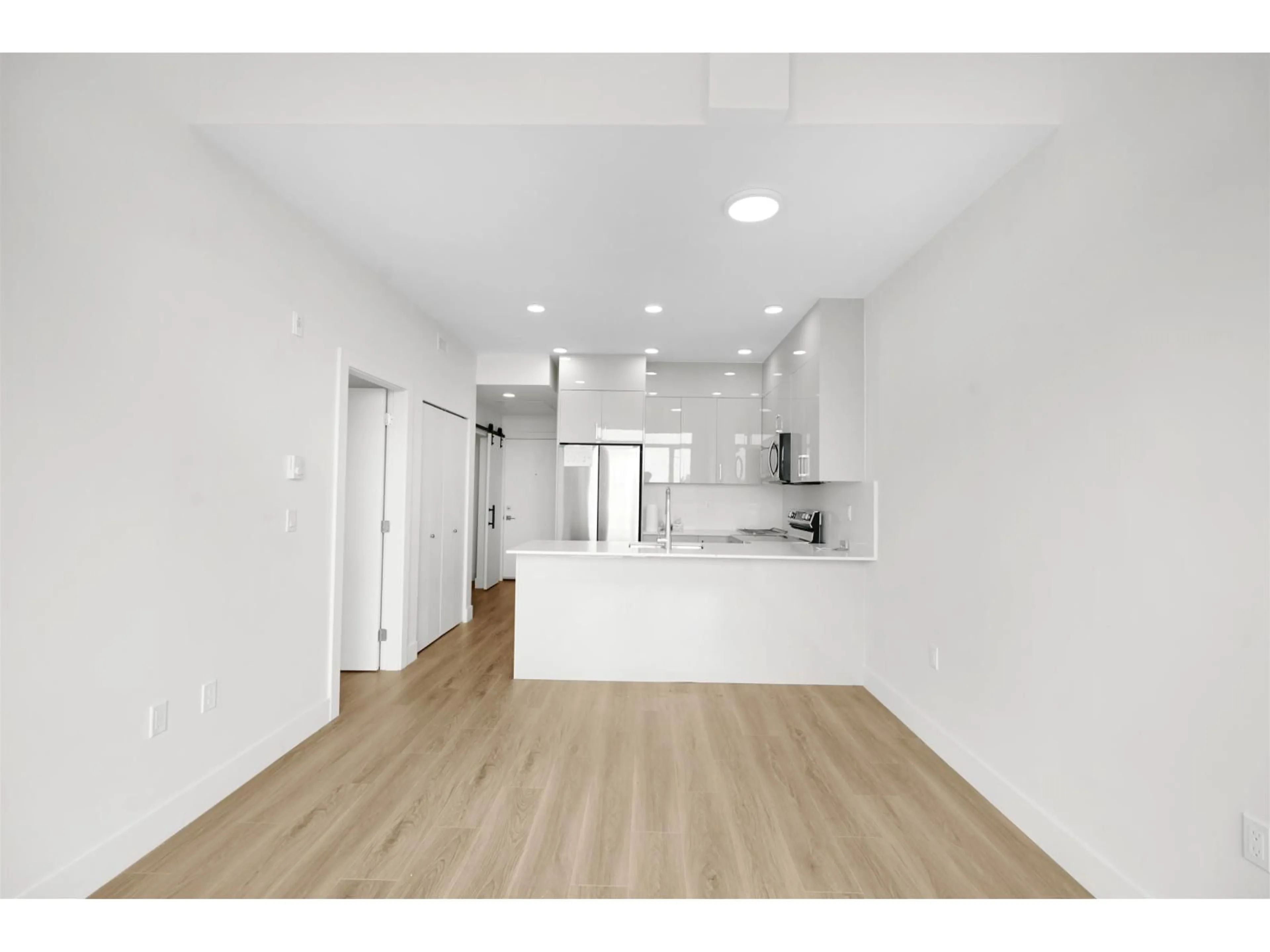 Unknown for 609 - 15739 FRASER HIGHWAY, Surrey British Columbia V4N6V4