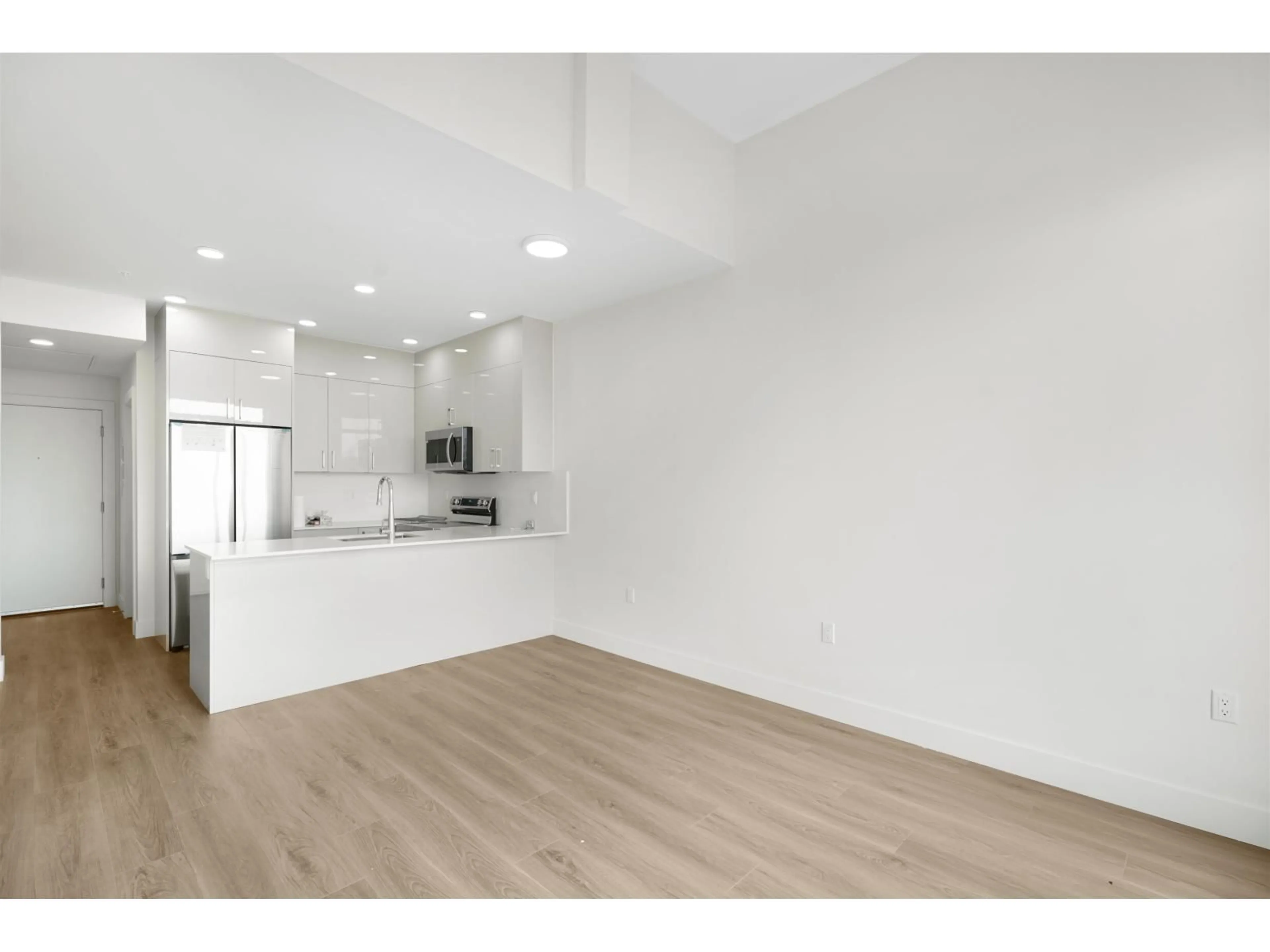 Open concept kitchen, unknown for 609 - 15739 FRASER HIGHWAY, Surrey British Columbia V4N6V4