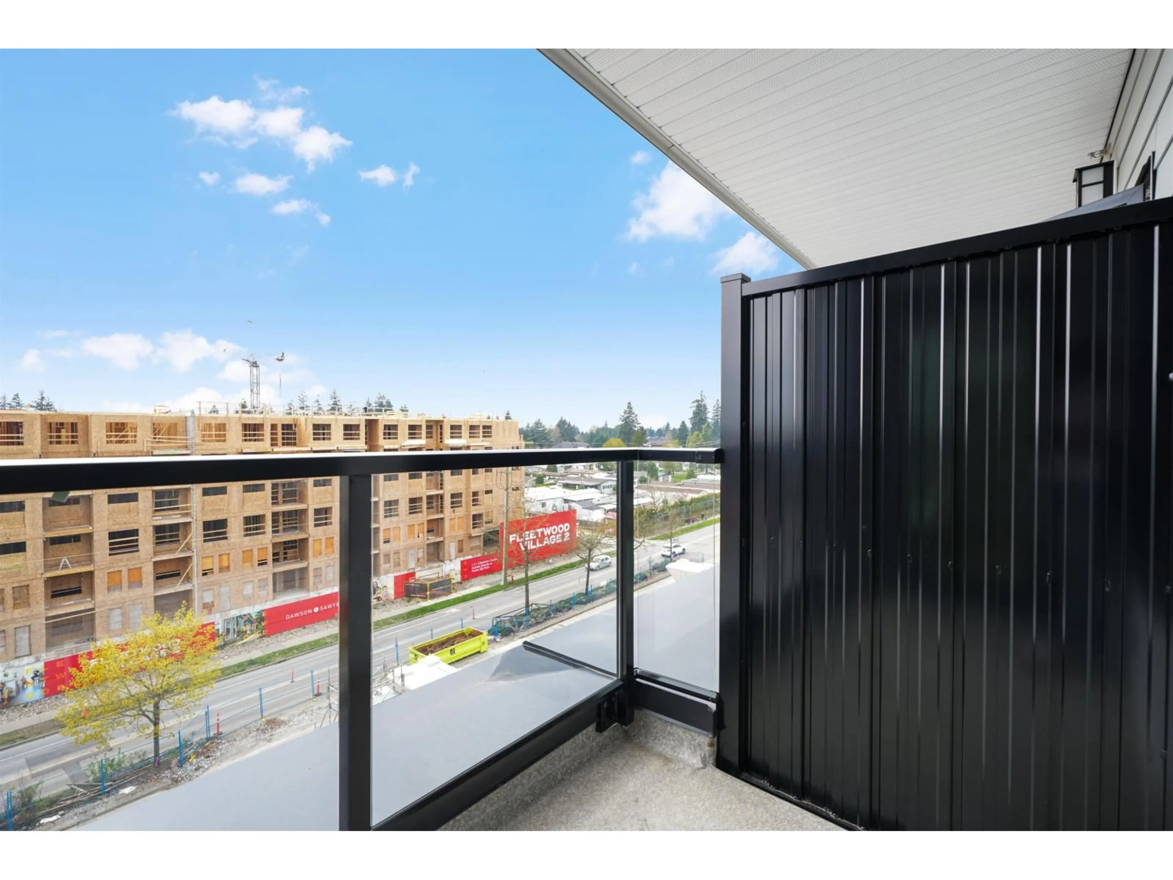 Balcony in the apartment, city buildings view from balcony for 609 - 15739 FRASER HIGHWAY, Surrey British Columbia V4N6V4