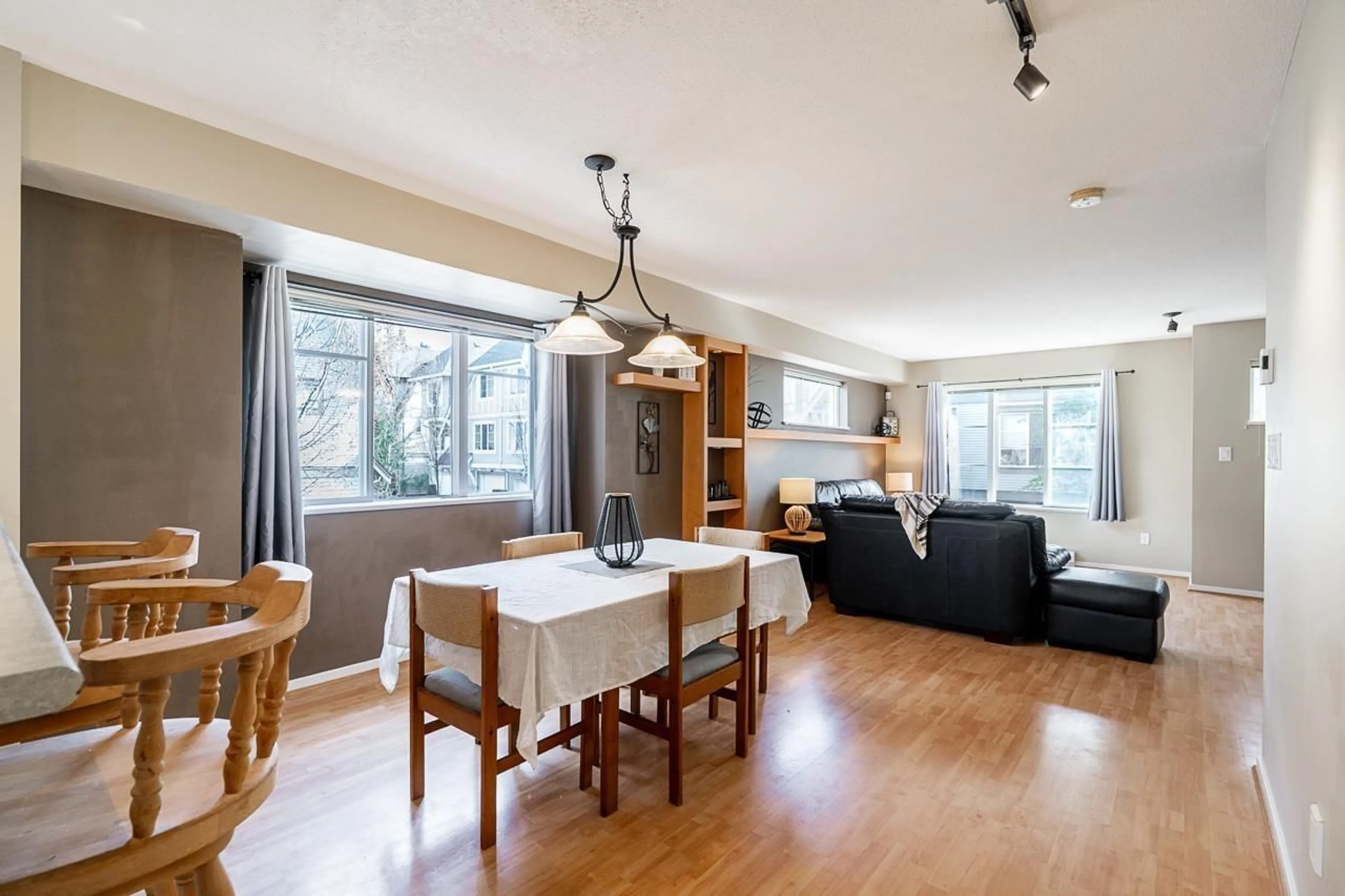 Open concept kitchen, wood/laminate floor for 10 - 15175 62A AVENUE, Surrey British Columbia V3S1X1