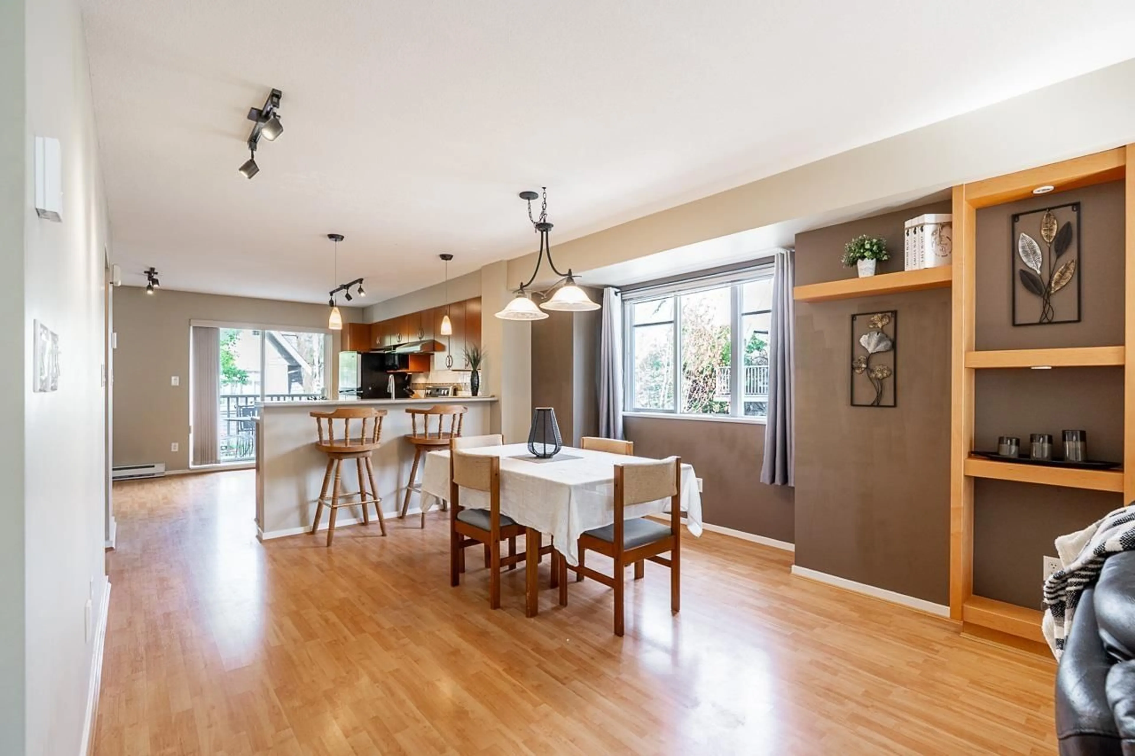 Open concept kitchen, wood/laminate floor for 10 - 15175 62A AVENUE, Surrey British Columbia V3S1X1