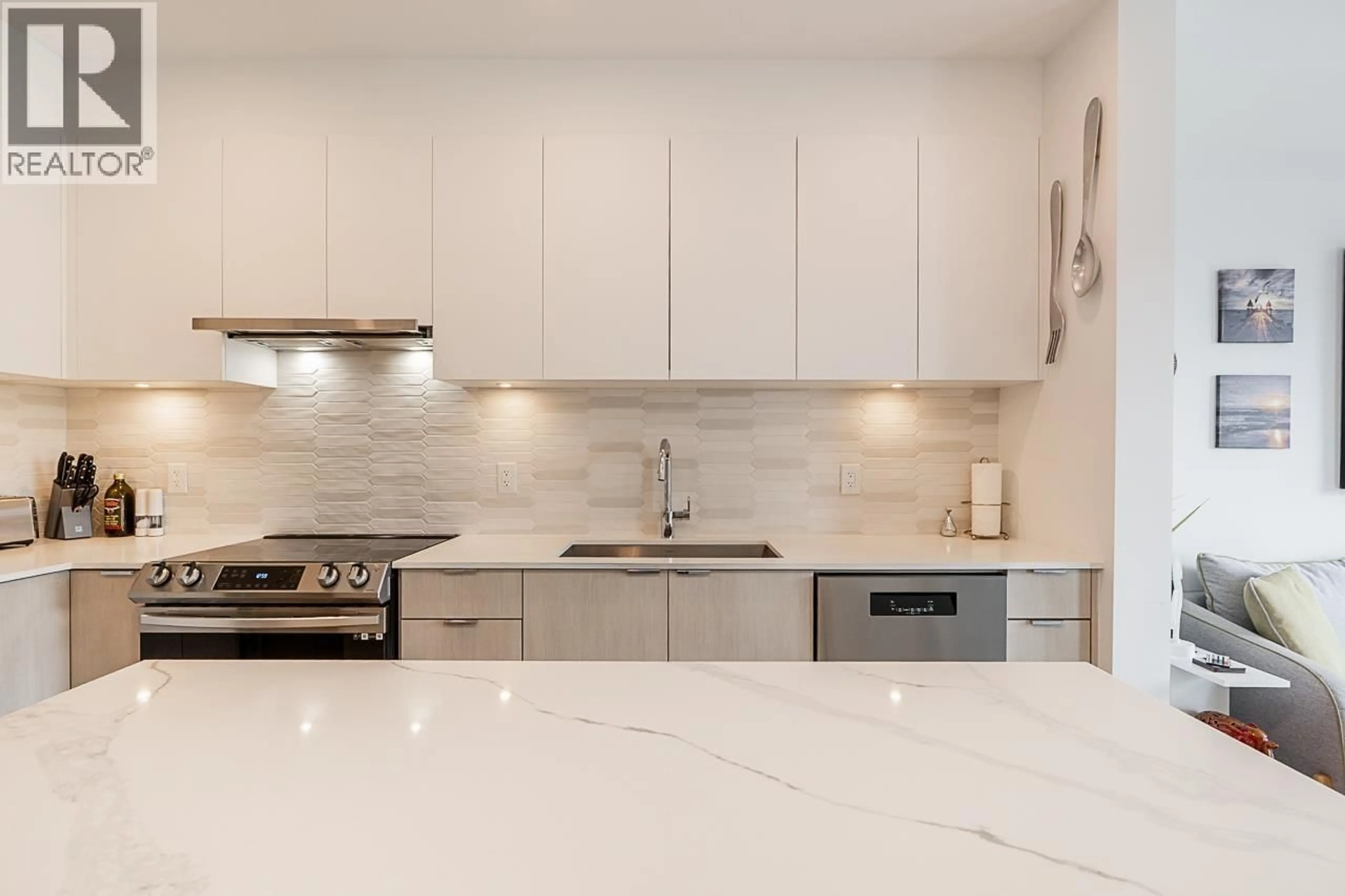 Contemporary kitchen, ceramic/tile floor for 105 - 2431 RABBIT DRIVE, Tsawwassen British Columbia V4M0G5