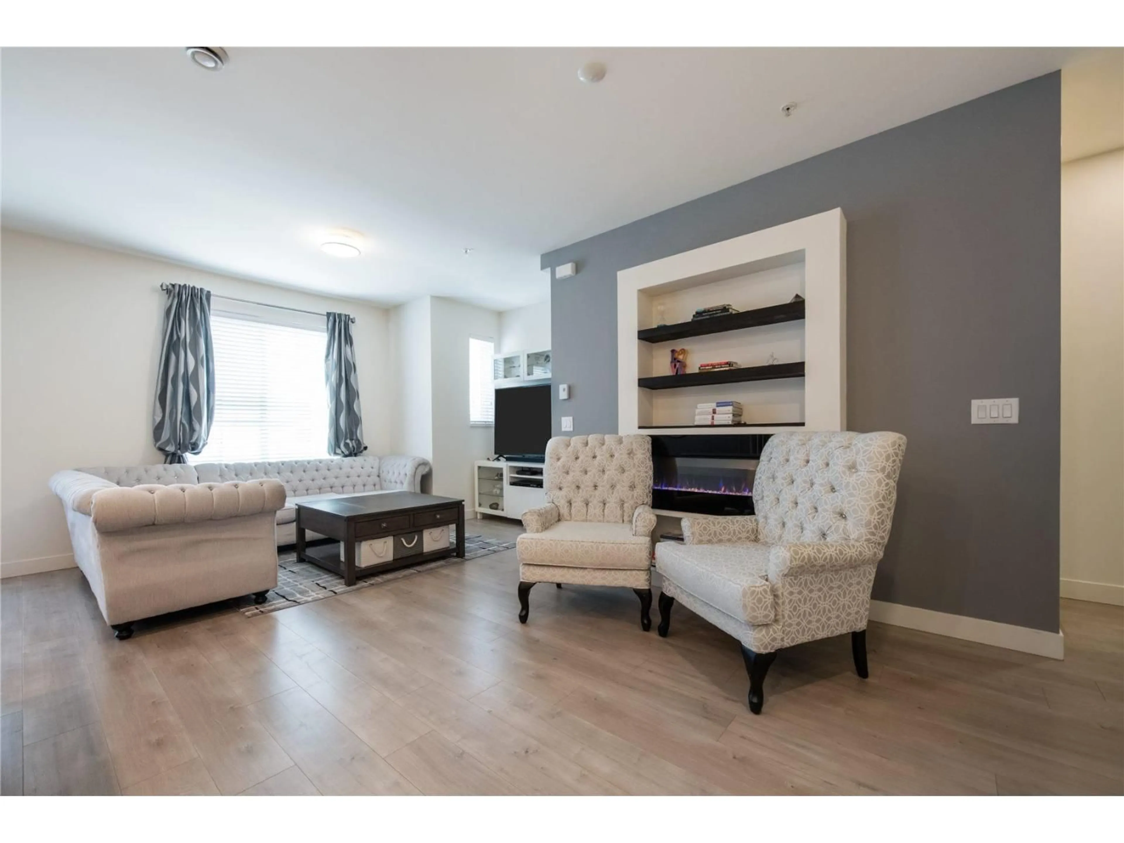 Living room with furniture, wood/laminate floor for 89 - 7947 209 STREET, Langley British Columbia V2Y0Y6