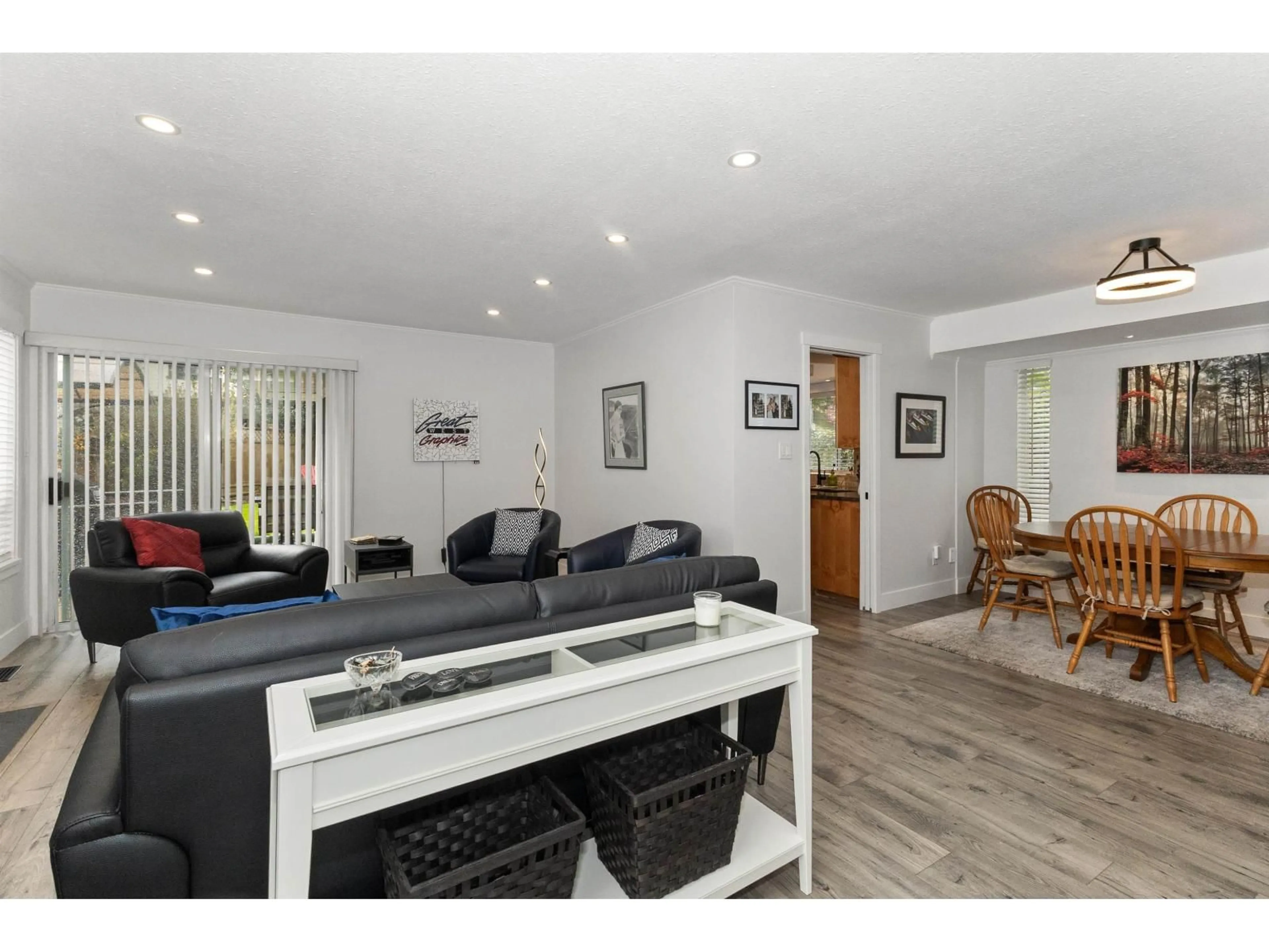 Living room with furniture, wood/laminate floor for 15522 87A AVENUE, Surrey British Columbia V3S6S9
