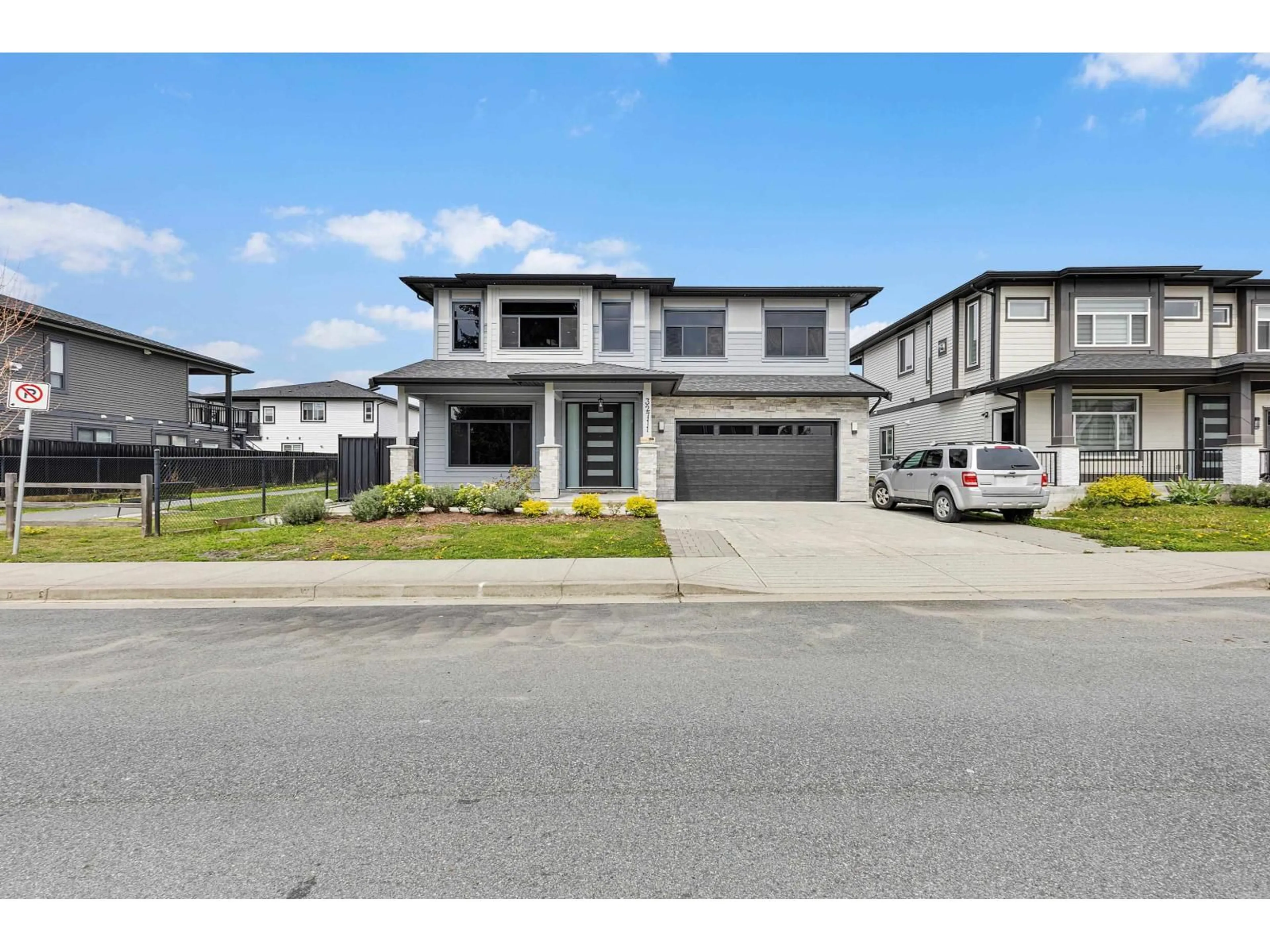 Home with vinyl exterior material, street for 32711 EGGLESTONE AVENUE, Mission British Columbia V4S0E6