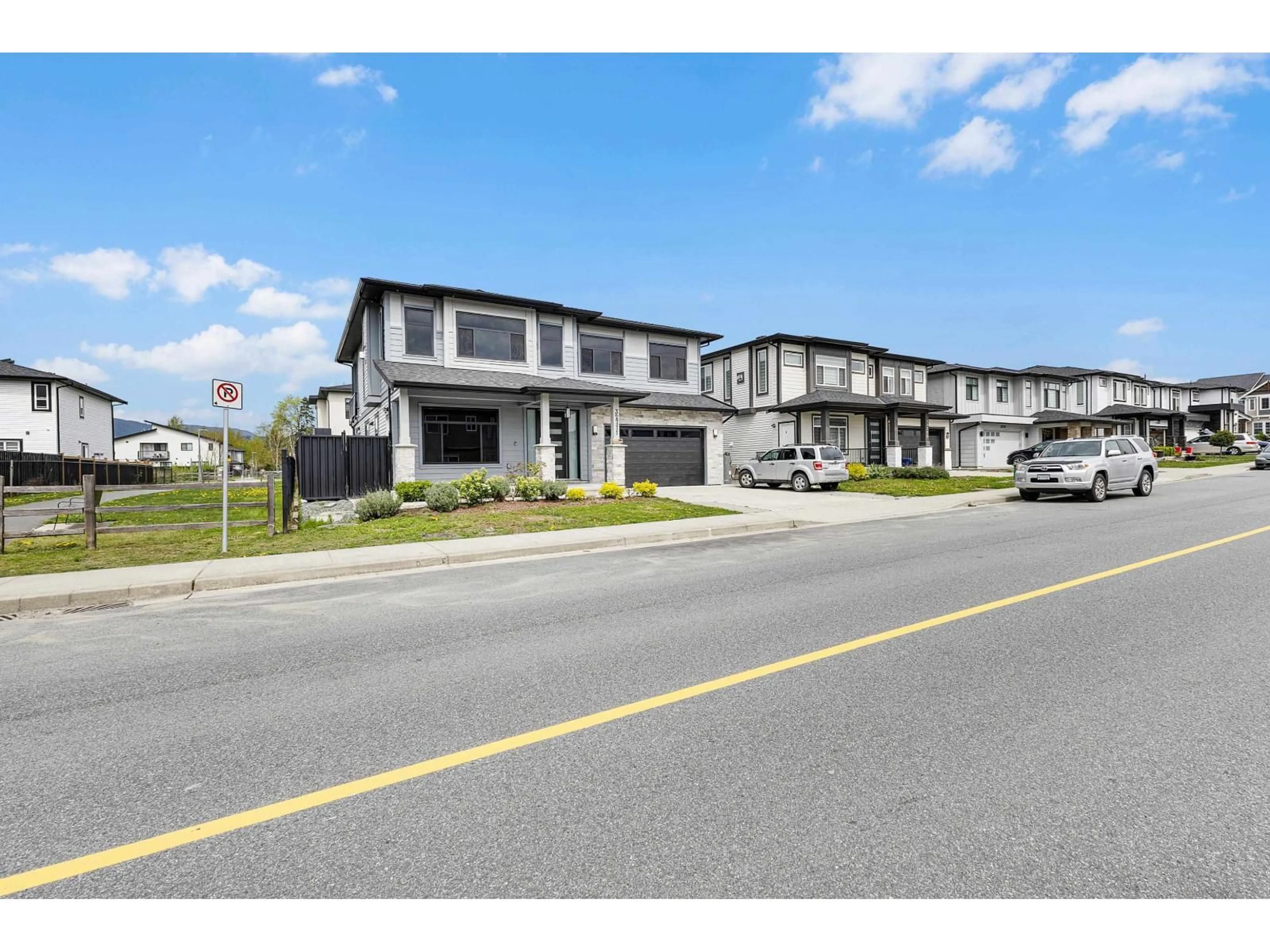 A pic from outside/outdoor area/front of a property/back of a property/a pic from drone, street for 32711 EGGLESTONE AVENUE, Mission British Columbia V4S0E6