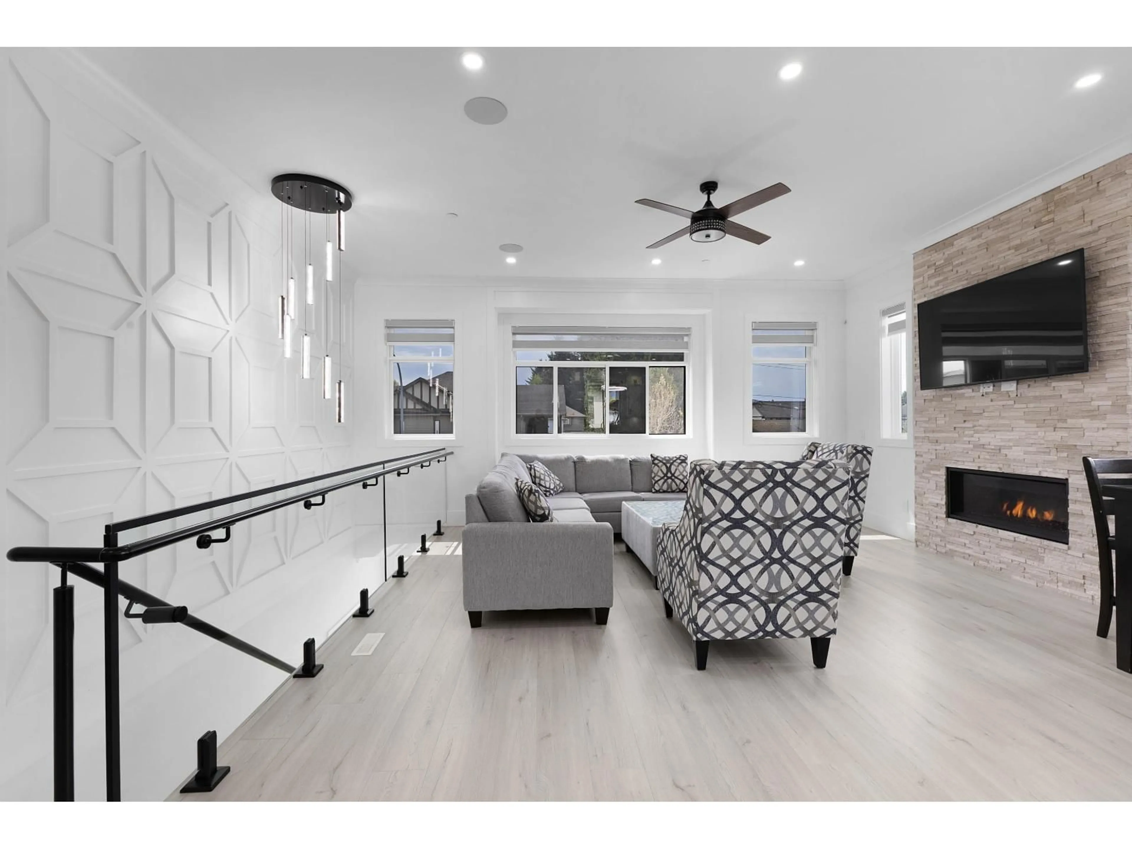 Living room with furniture, ceramic/tile floor for 32711 EGGLESTONE AVENUE, Mission British Columbia V4S0E6
