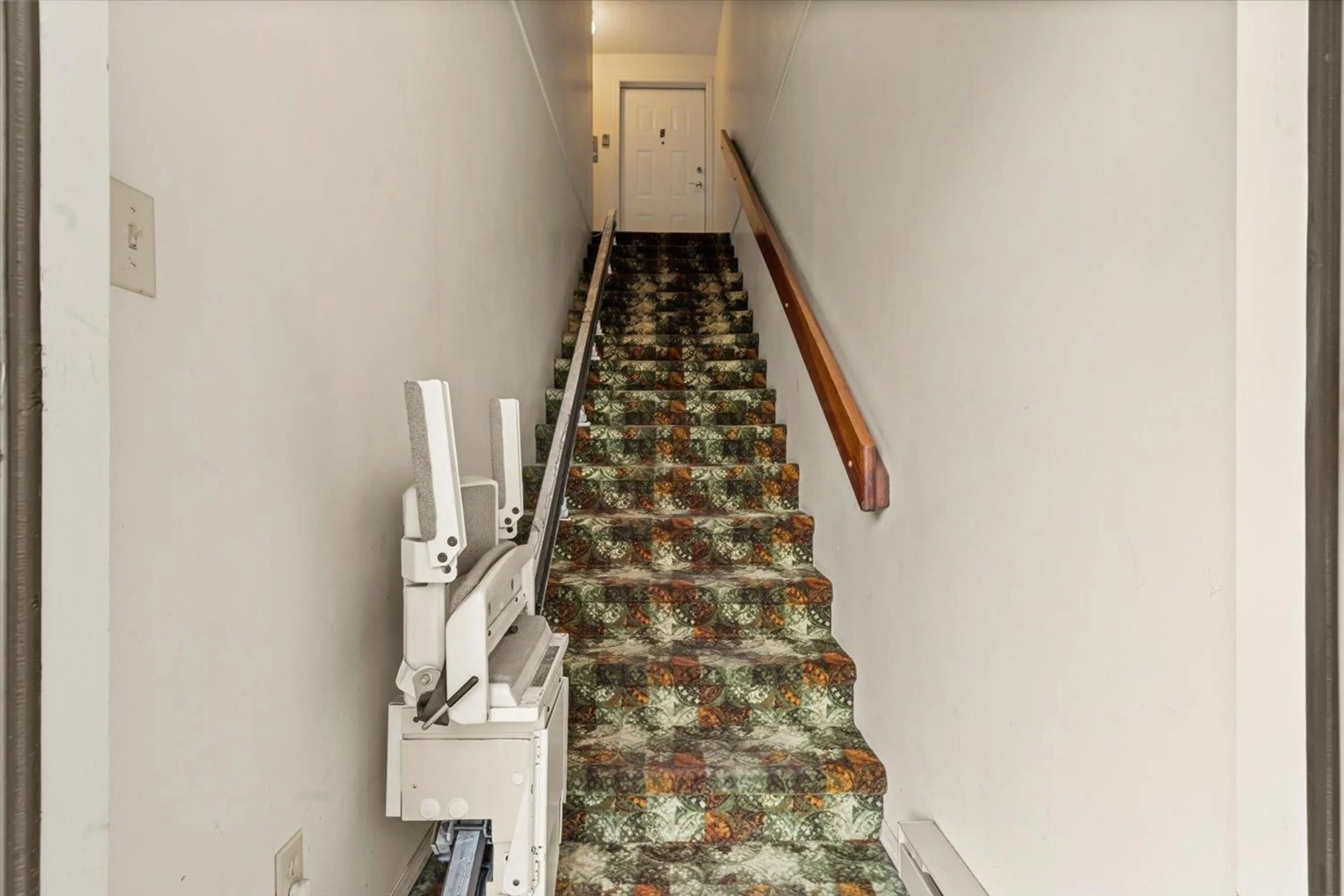 Stairs for 8 - 32959 GEORGE FERGUSON WAY, Abbotsford British Columbia V2S7W9