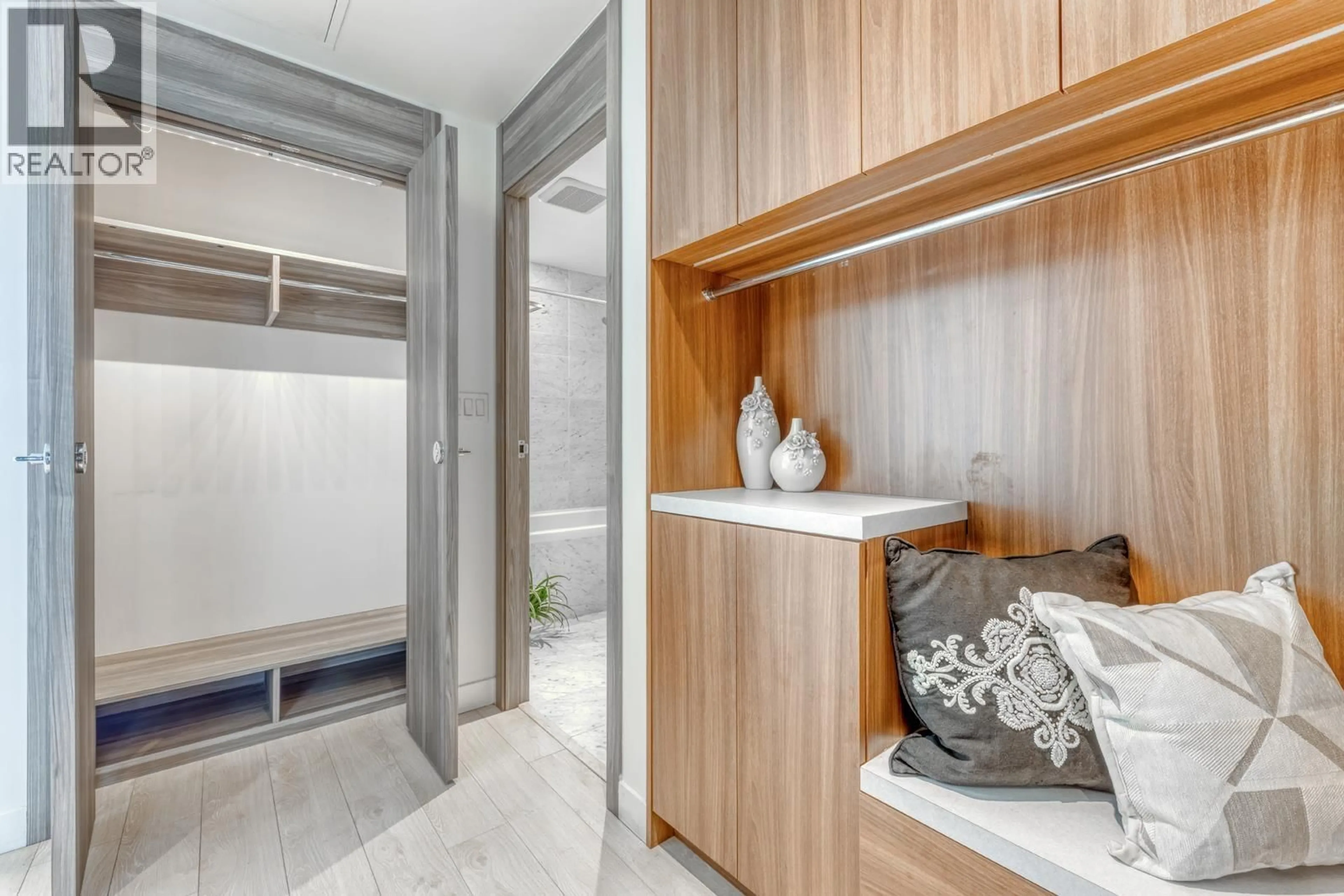 Indoor entryway for 2010 - 4720 LOUGHEED HIGHWAY, Burnaby British Columbia V5C0M8