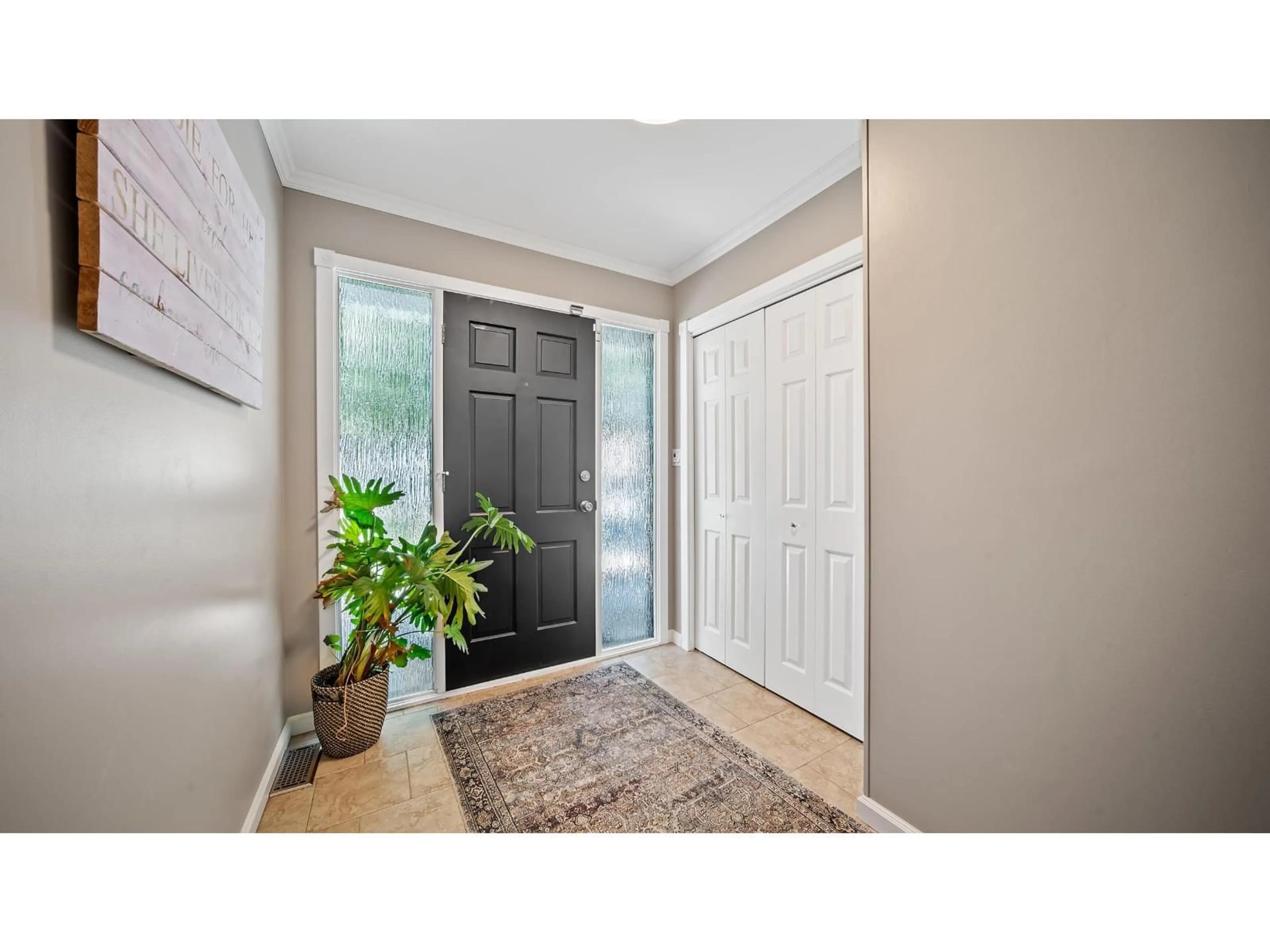 Indoor entryway for 3222 CHESTNUT STREET, Abbotsford British Columbia V2S4M1