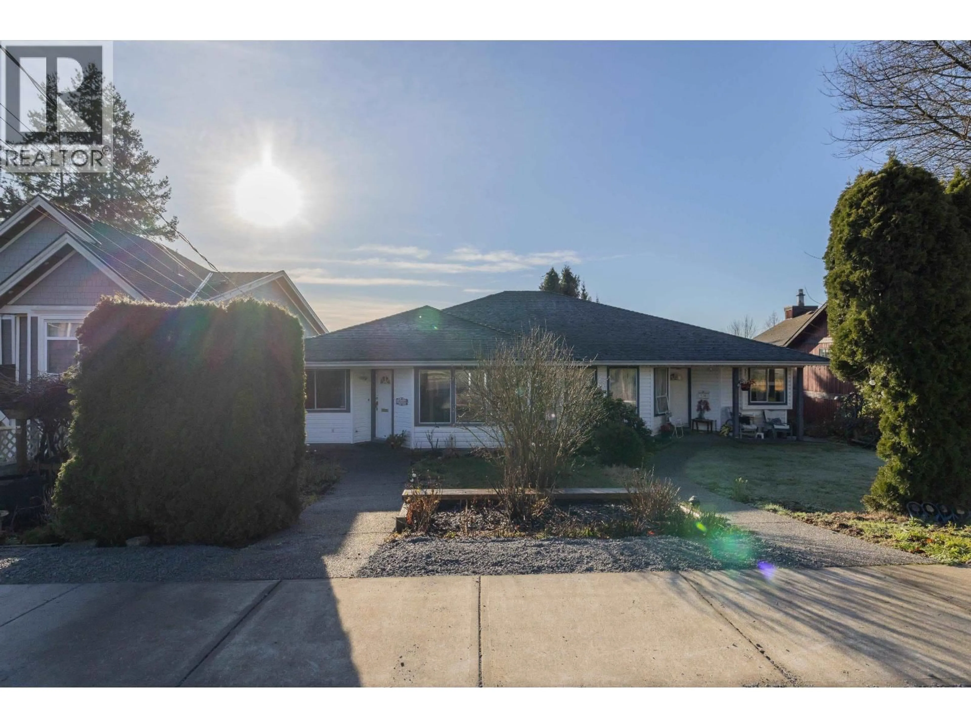 A pic from outside/outdoor area/front of a property/back of a property/a pic from drone, street for 1038 WALLS AVENUE, Coquitlam British Columbia V3K2T7