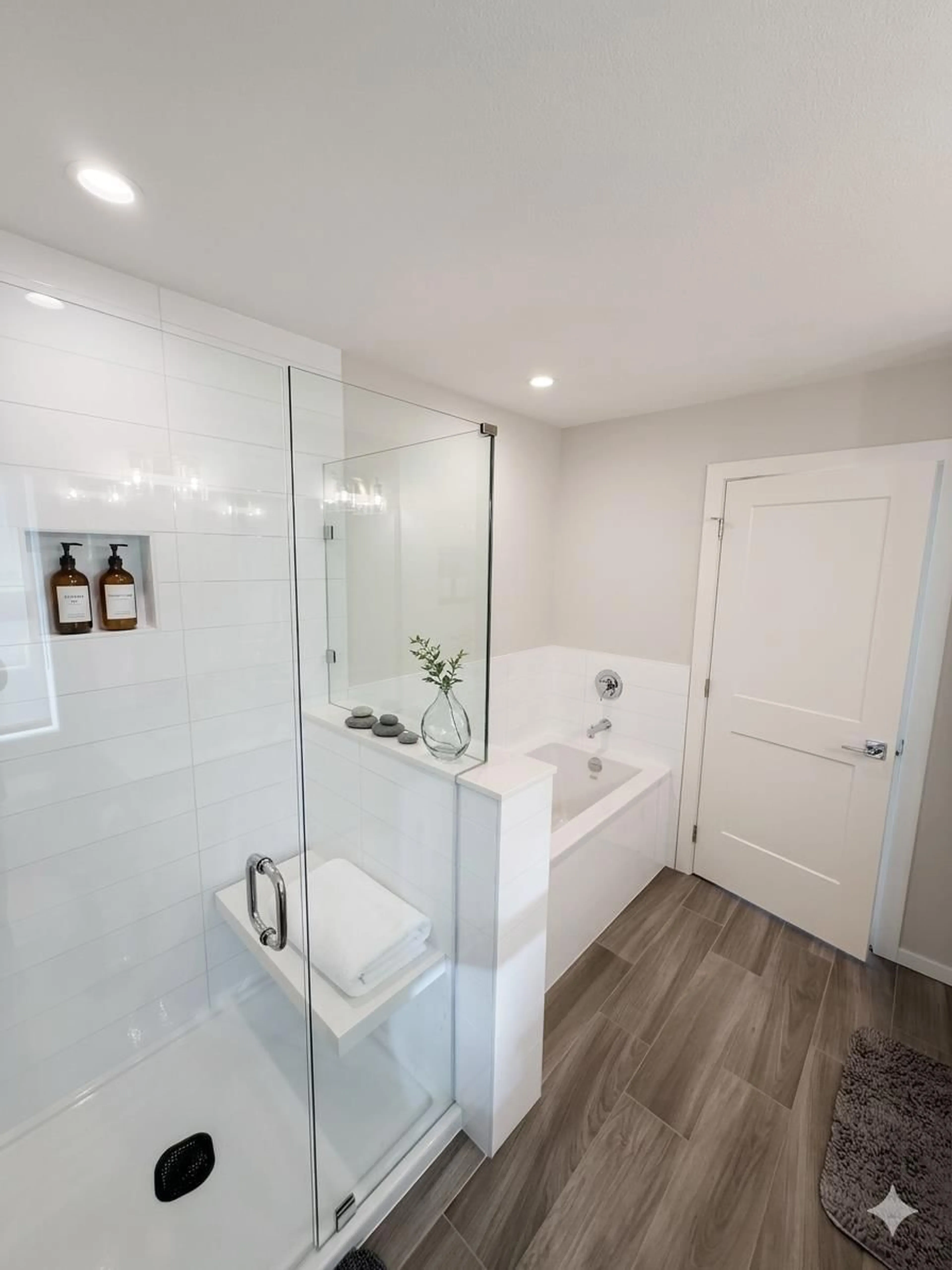 Contemporary bathroom, ceramic/tile floor for 134 - 1833 165A STREET, Surrey British Columbia V3Z9N3