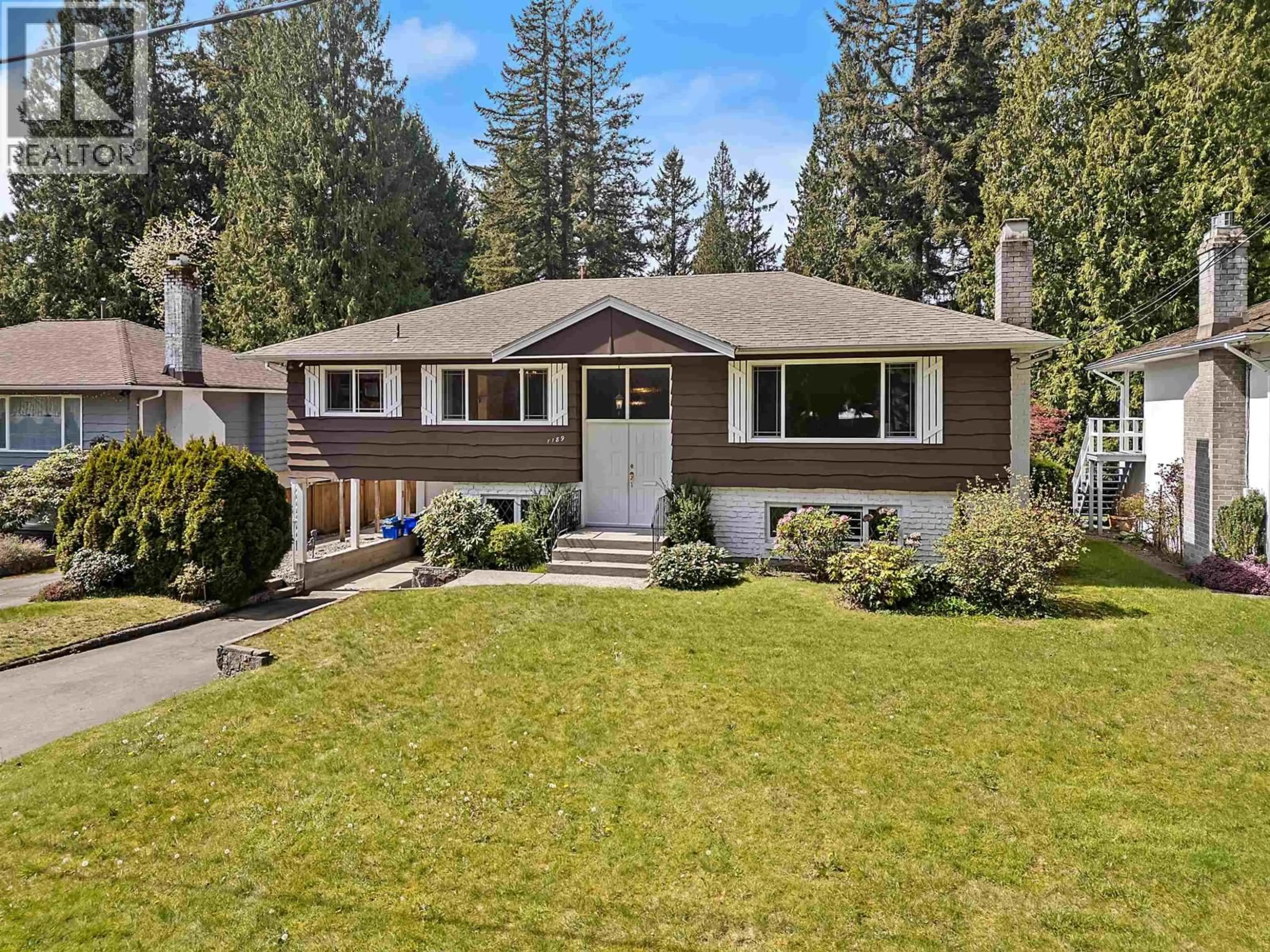 Home with vinyl exterior material, street for 1189 EDGEWOOD PLACE, North Vancouver British Columbia V7R1Z1