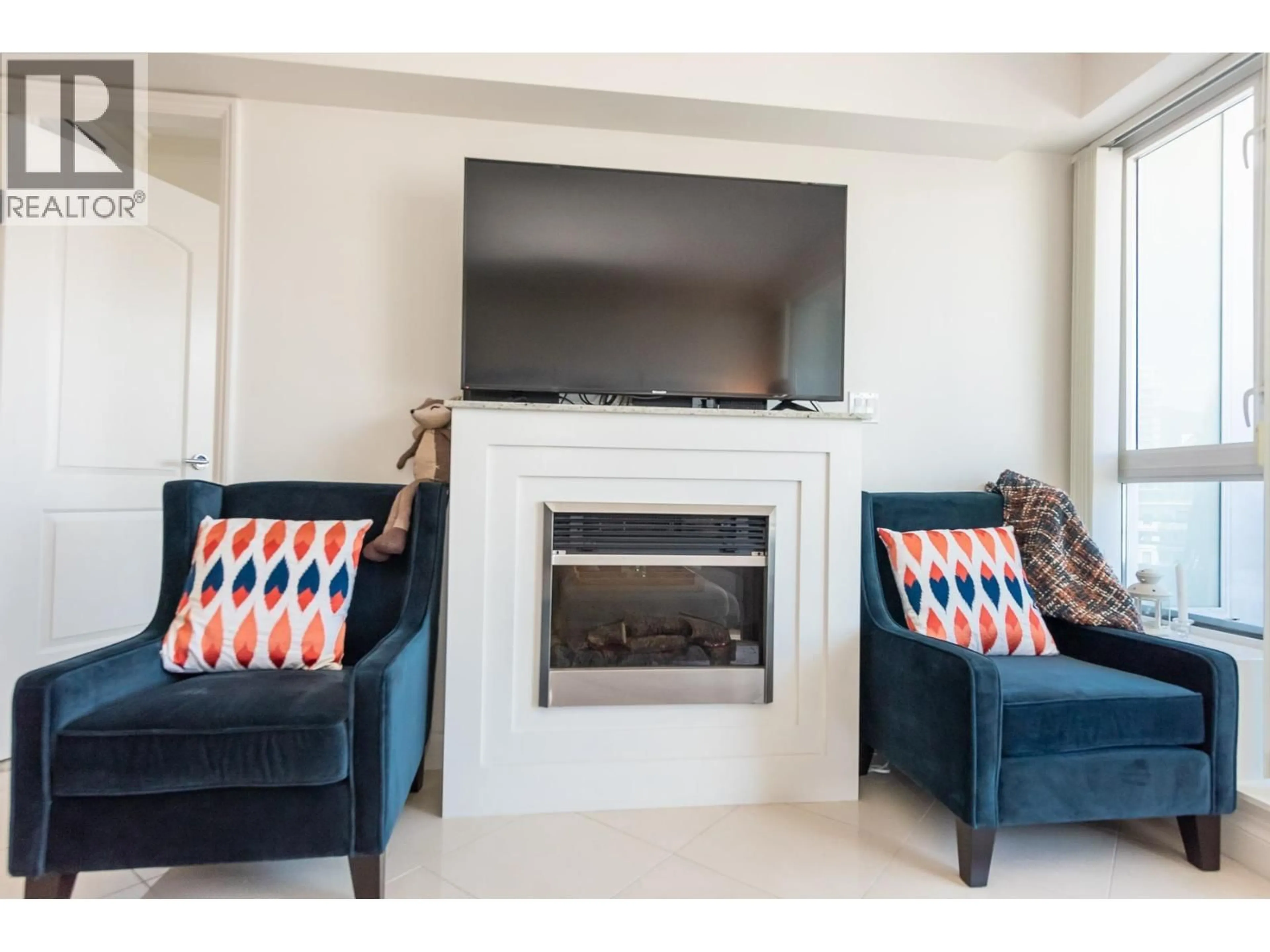 Living room with furniture, unknown for 1003 - 133 ESPLANADE, North Vancouver British Columbia V7L1A1