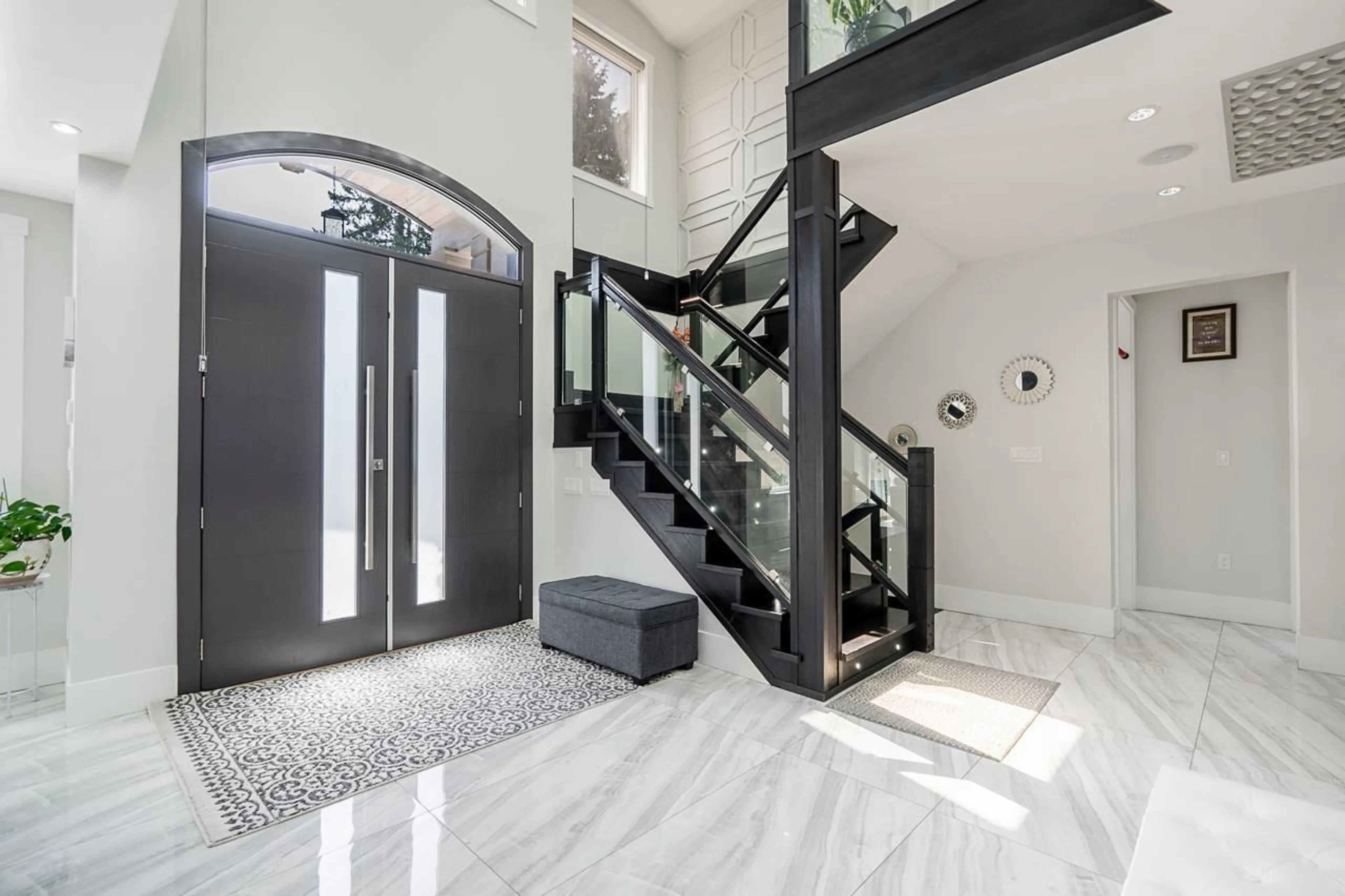 Indoor foyer for 14115 76 AVENUE, Surrey British Columbia V3W6K7