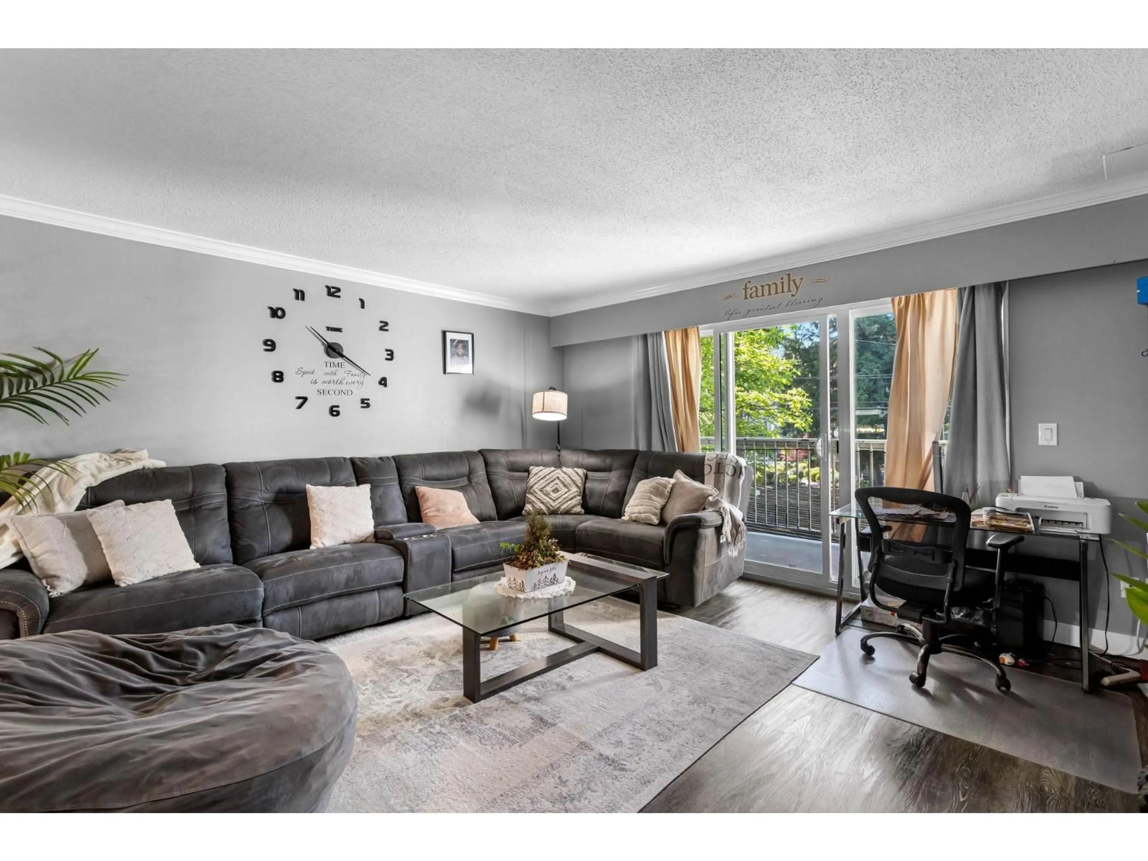 Living room with furniture, wood/laminate floor for 29 - 33293 BOURQUIN CRESCENT EAST, Abbotsford British Columbia V2S1Y2