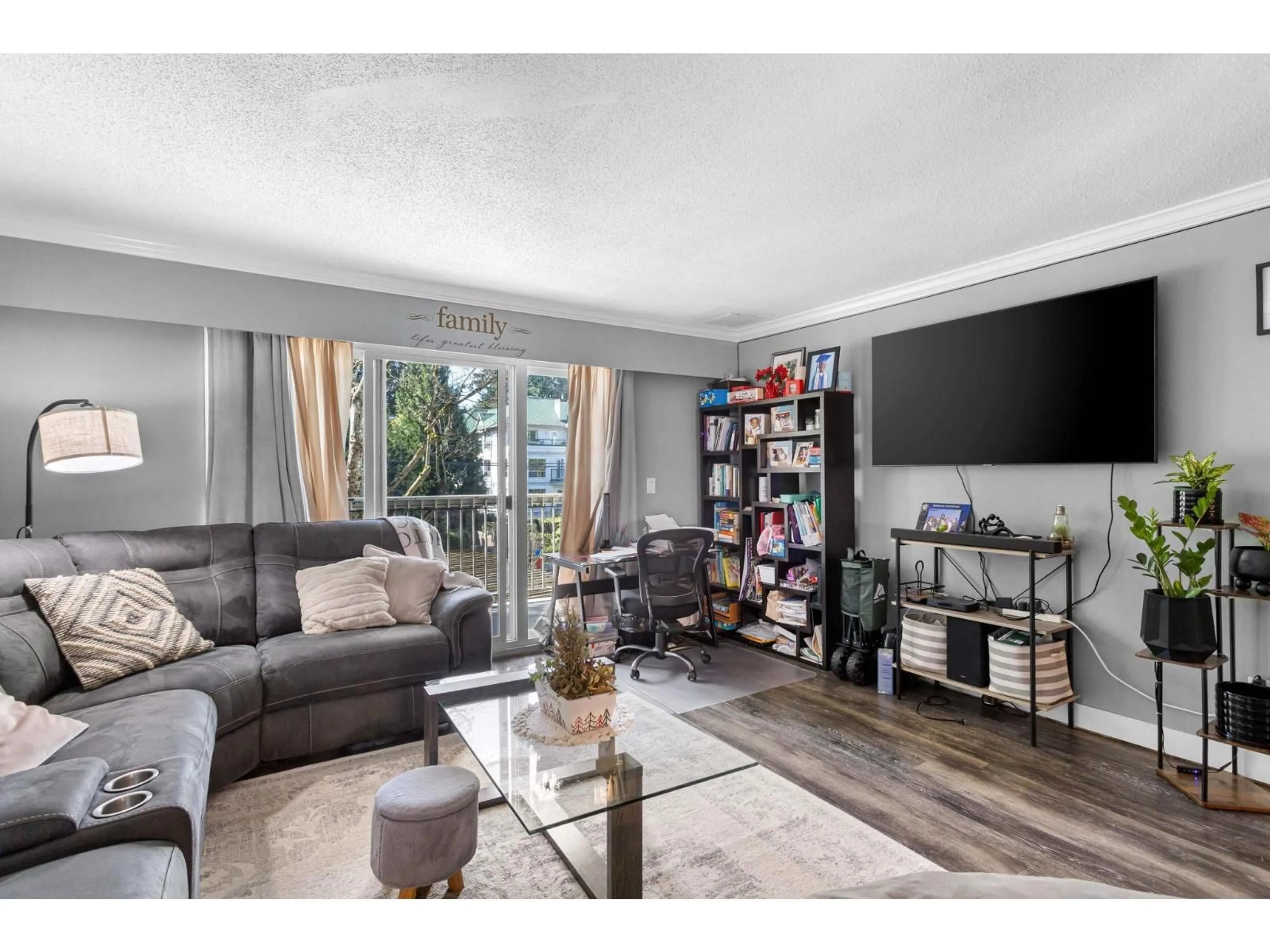 Living room with furniture, wood/laminate floor for 29 - 33293 BOURQUIN CRESCENT EAST, Abbotsford British Columbia V2S1Y2