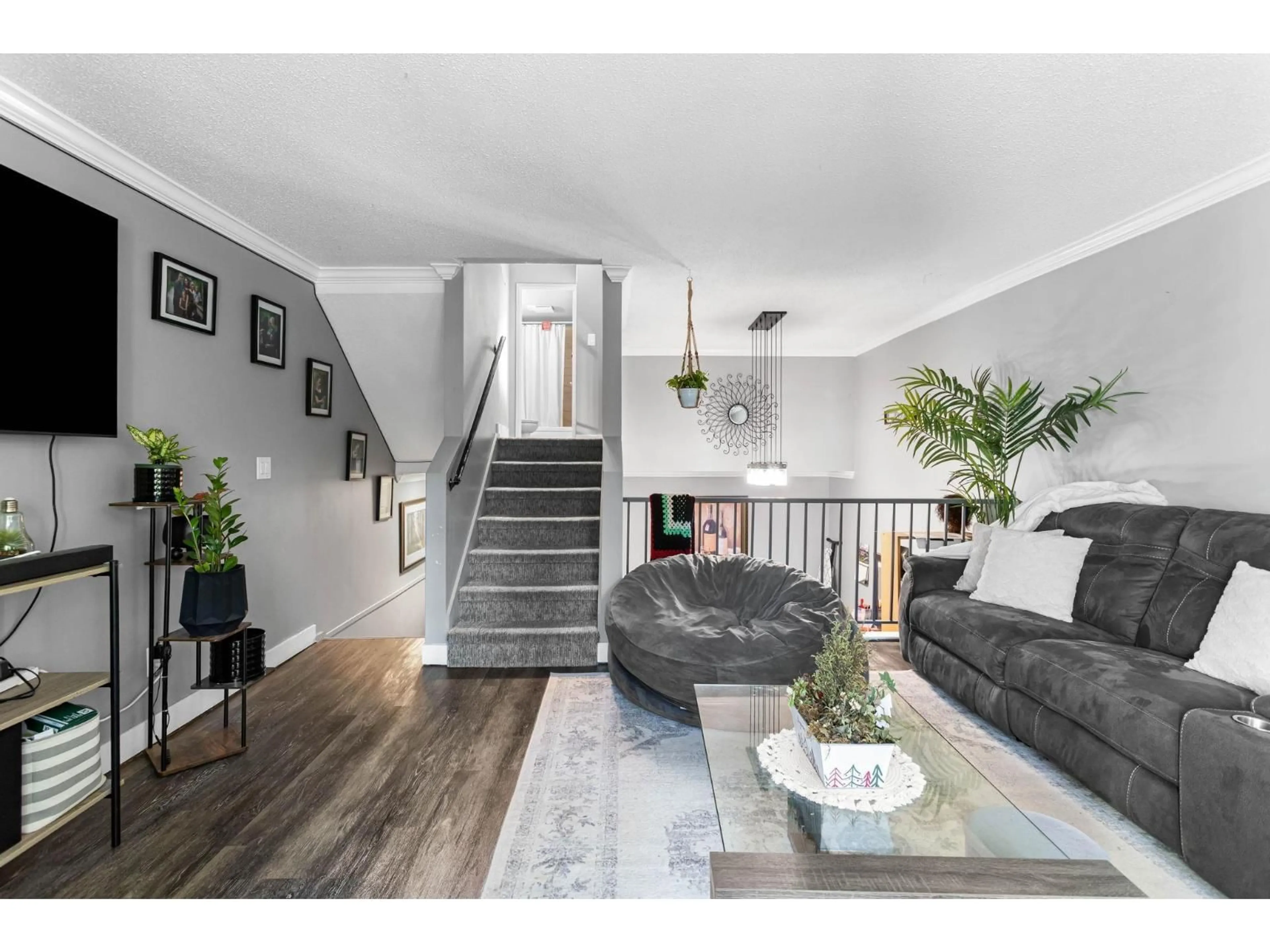 Living room with furniture, wood/laminate floor for 29 - 33293 BOURQUIN CRESCENT EAST, Abbotsford British Columbia V2S1Y2