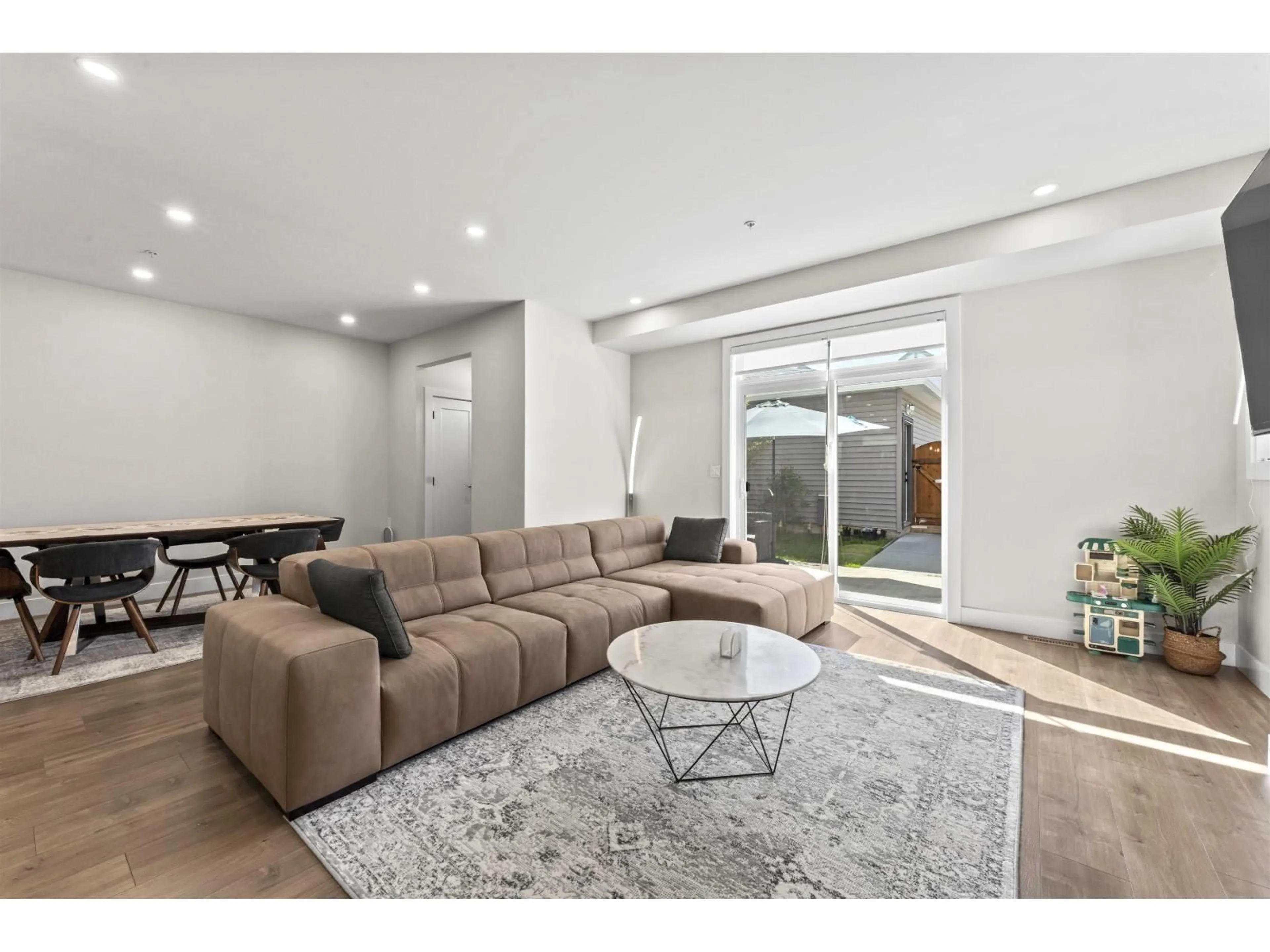 Living room with furniture, unknown for 20520 76A AVENUE, Langley British Columbia V2Y3T1