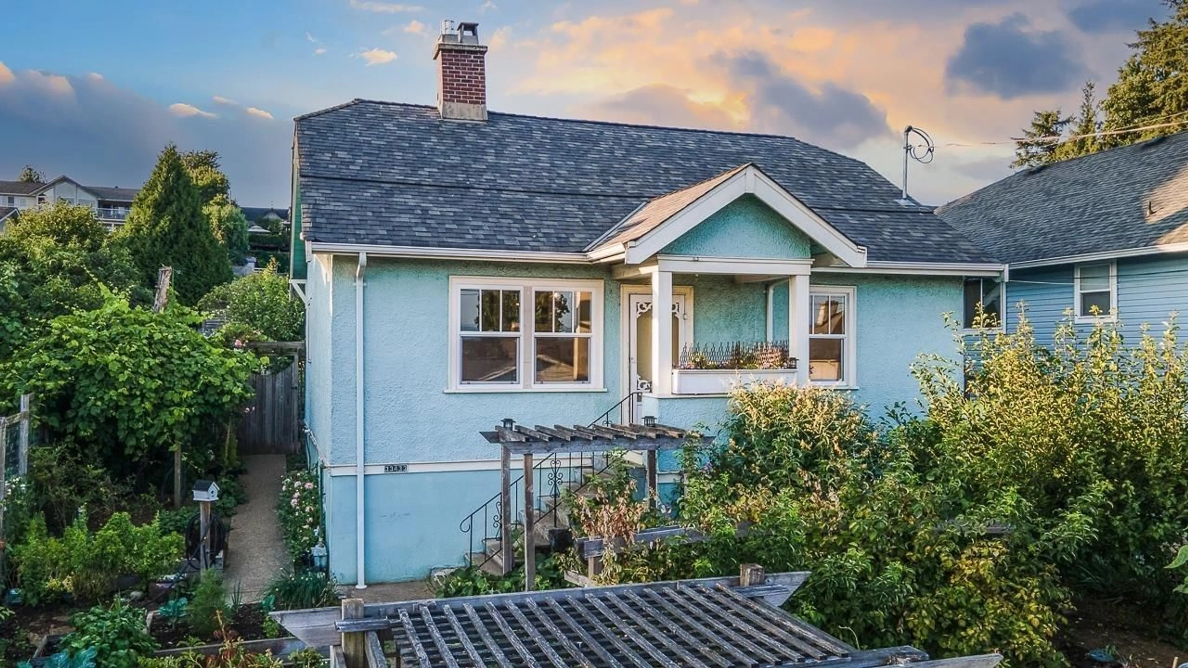 Home with vinyl exterior material, street for 33433 3 AVENUE, Mission British Columbia V2V1P3