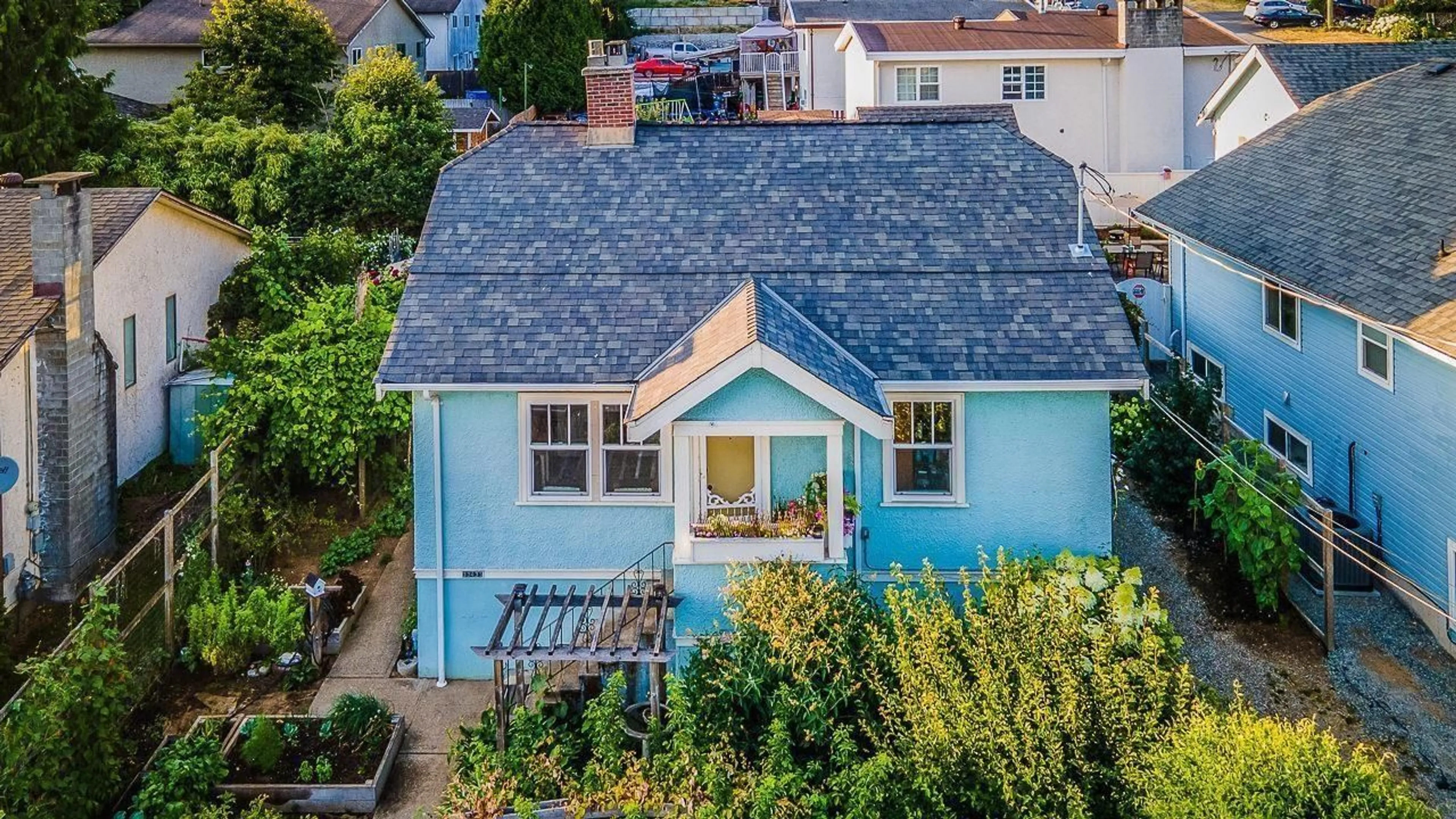 A pic from outside/outdoor area/front of a property/back of a property/a pic from drone, street for 33433 3 AVENUE, Mission British Columbia V2V1P3