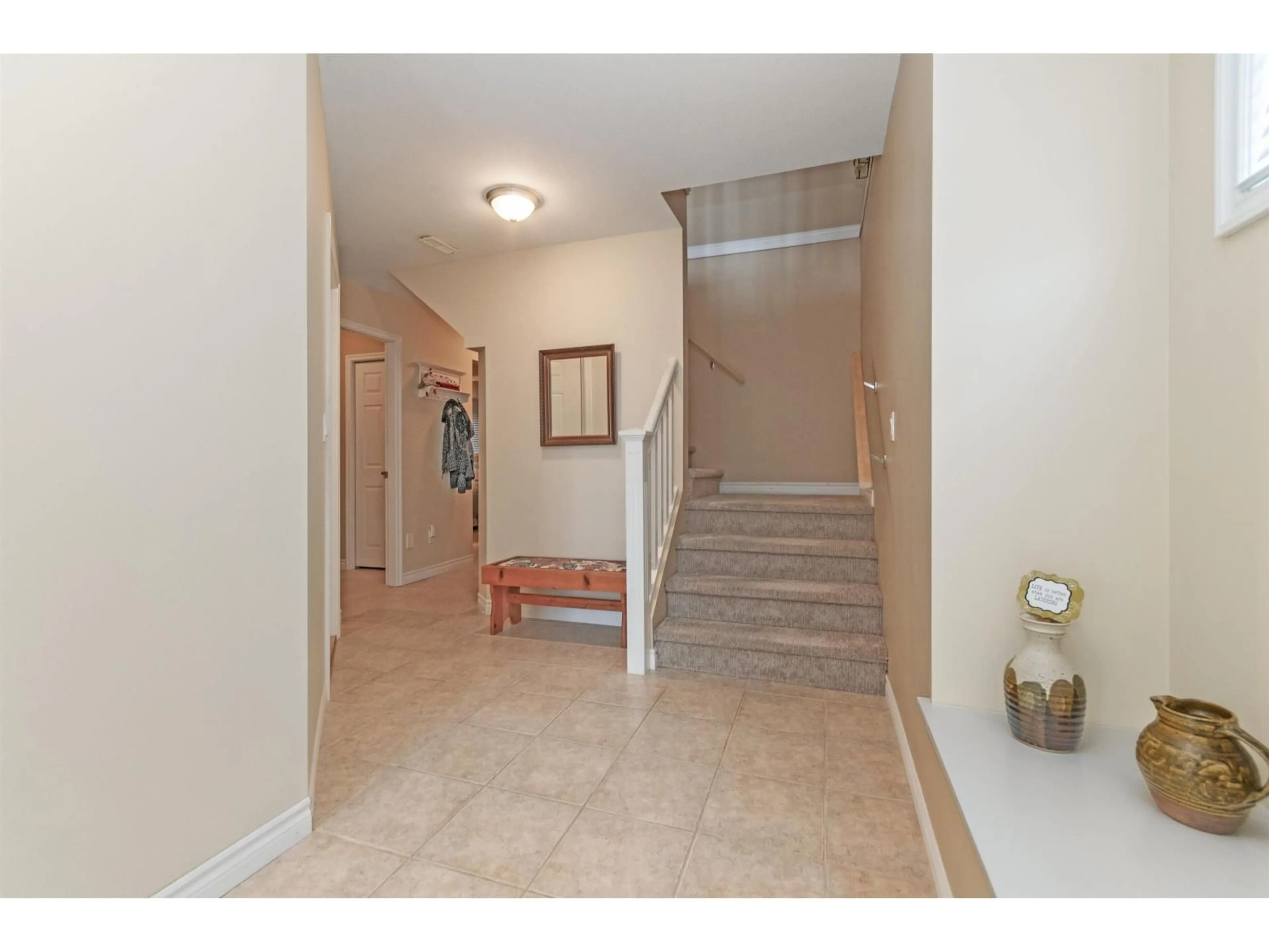 Indoor foyer for 62 - 8590 SUNRISE DRIVE, Chilliwack British Columbia V2R3Z4
