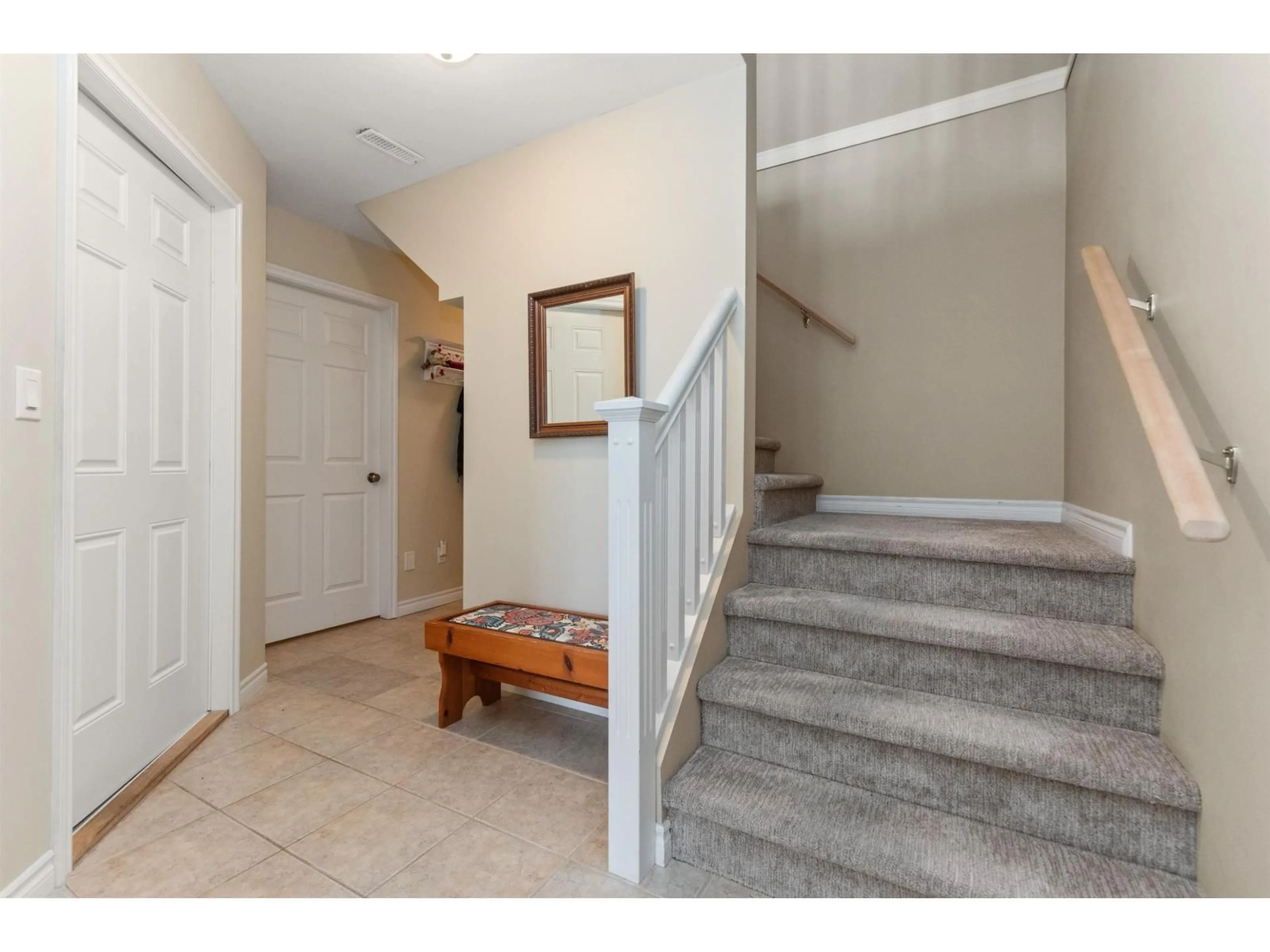 Indoor entryway for 62 - 8590 SUNRISE DRIVE, Chilliwack British Columbia V2R3Z4