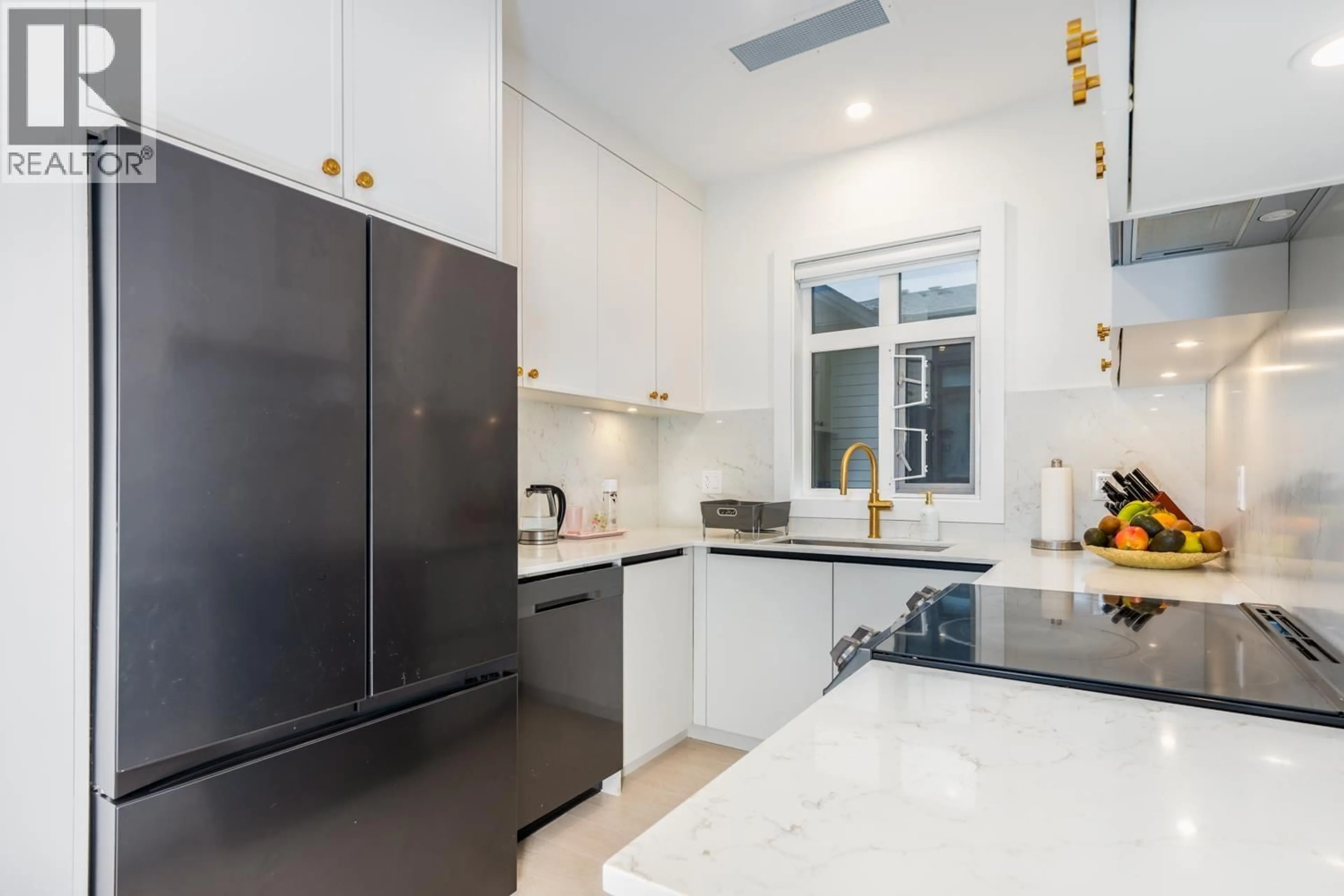 Contemporary kitchen, ceramic/tile floor for 18 - 9633 STEVESTON HIGHWAY, Richmond British Columbia V7A1M7