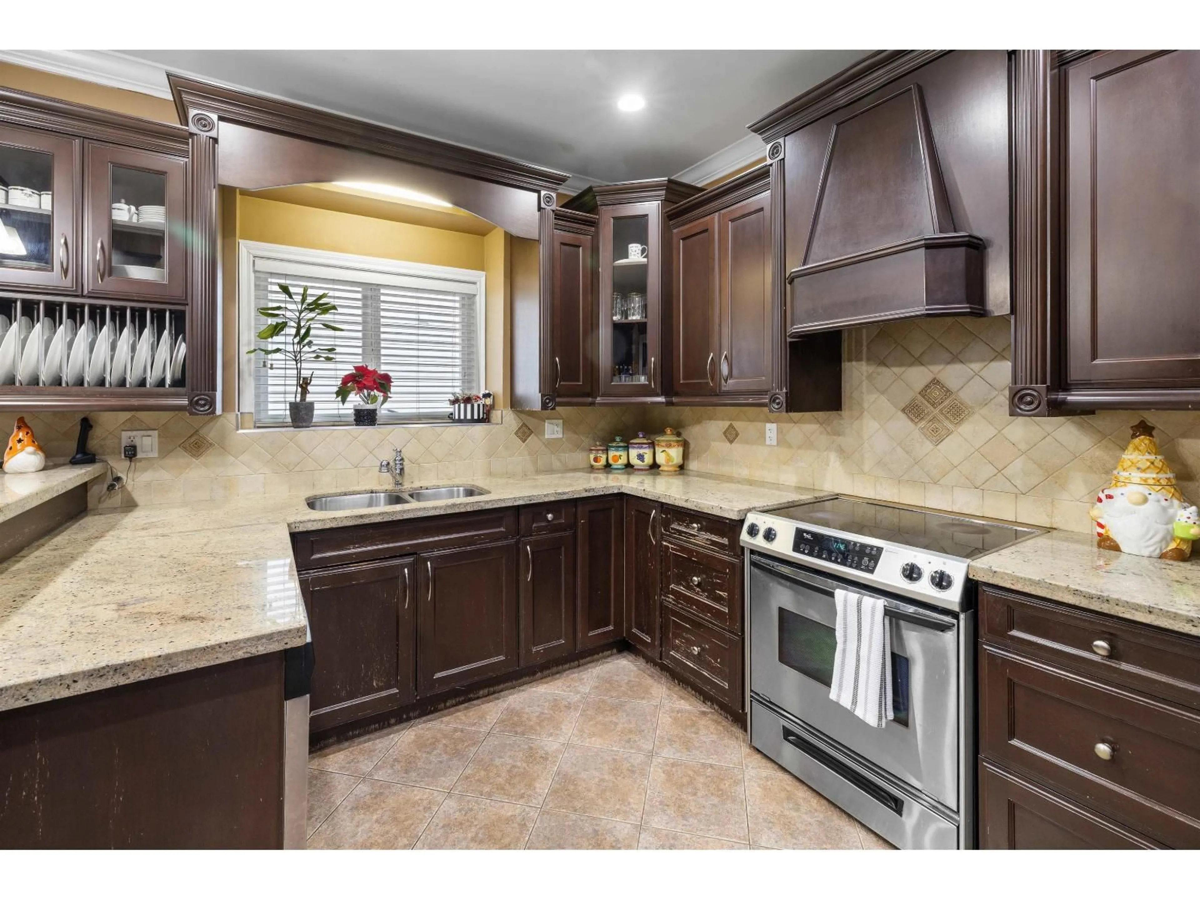 Open concept kitchen, ceramic/tile floor for 14855 71 AVENUE, Surrey British Columbia V3S0X3