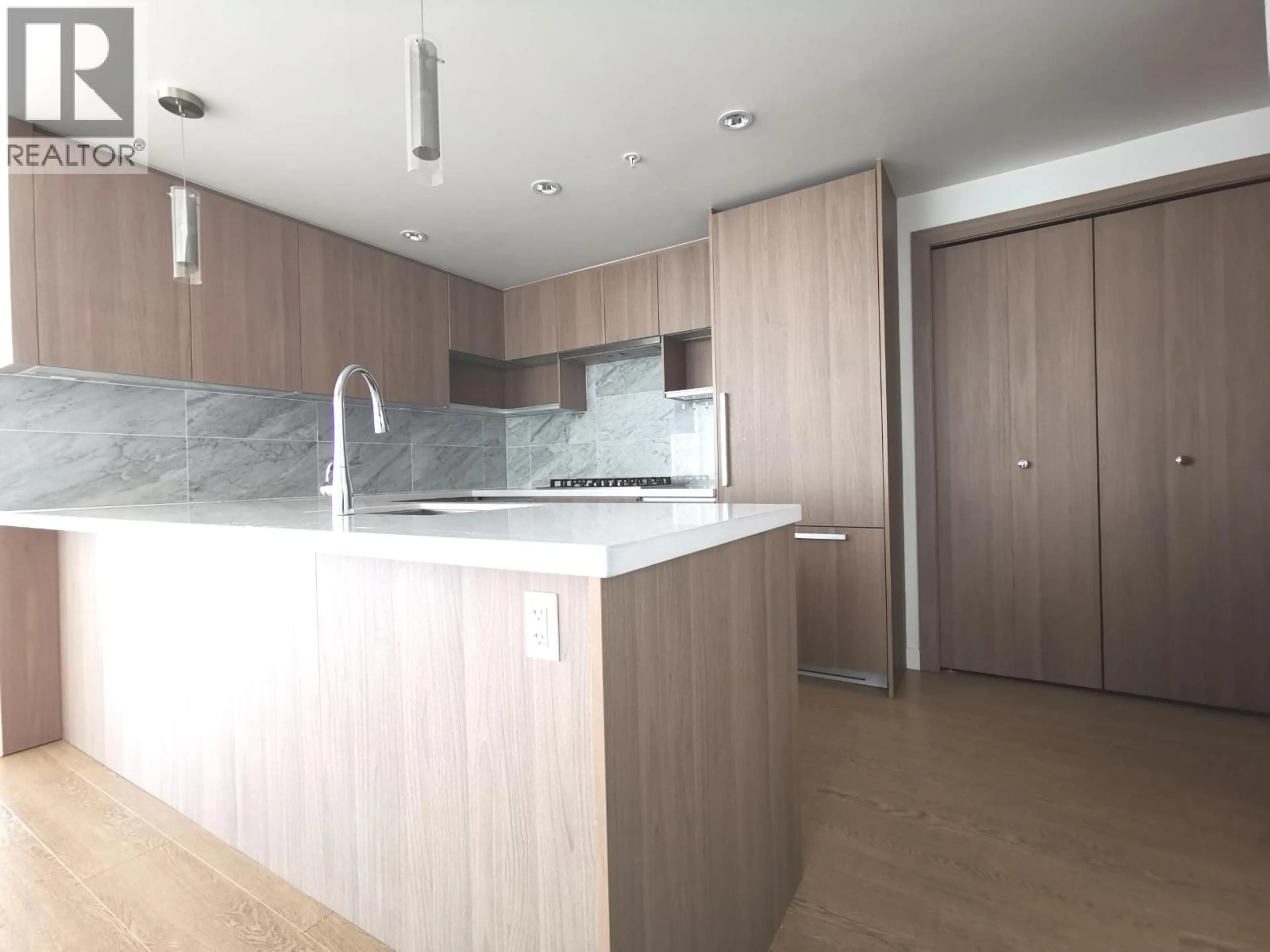 Standard kitchen, wood/laminate floor for 4003 - 6538 NELSON AVENUE, Burnaby British Columbia V5H0G5