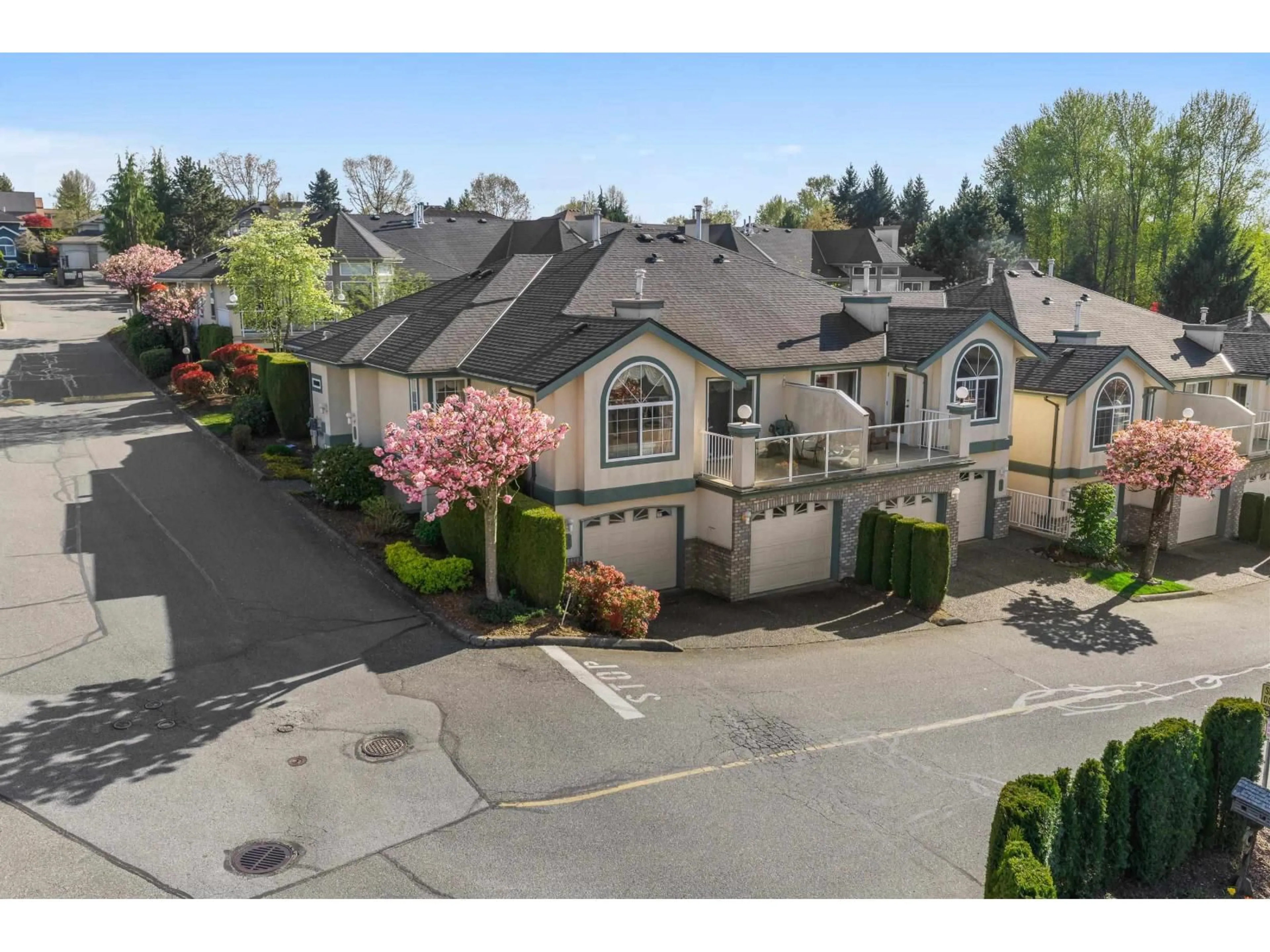 A pic from outside/outdoor area/front of a property/back of a property/a pic from drone, street for 39 - 32777 CHILCOTIN DRIVE, Abbotsford British Columbia V2T5W4