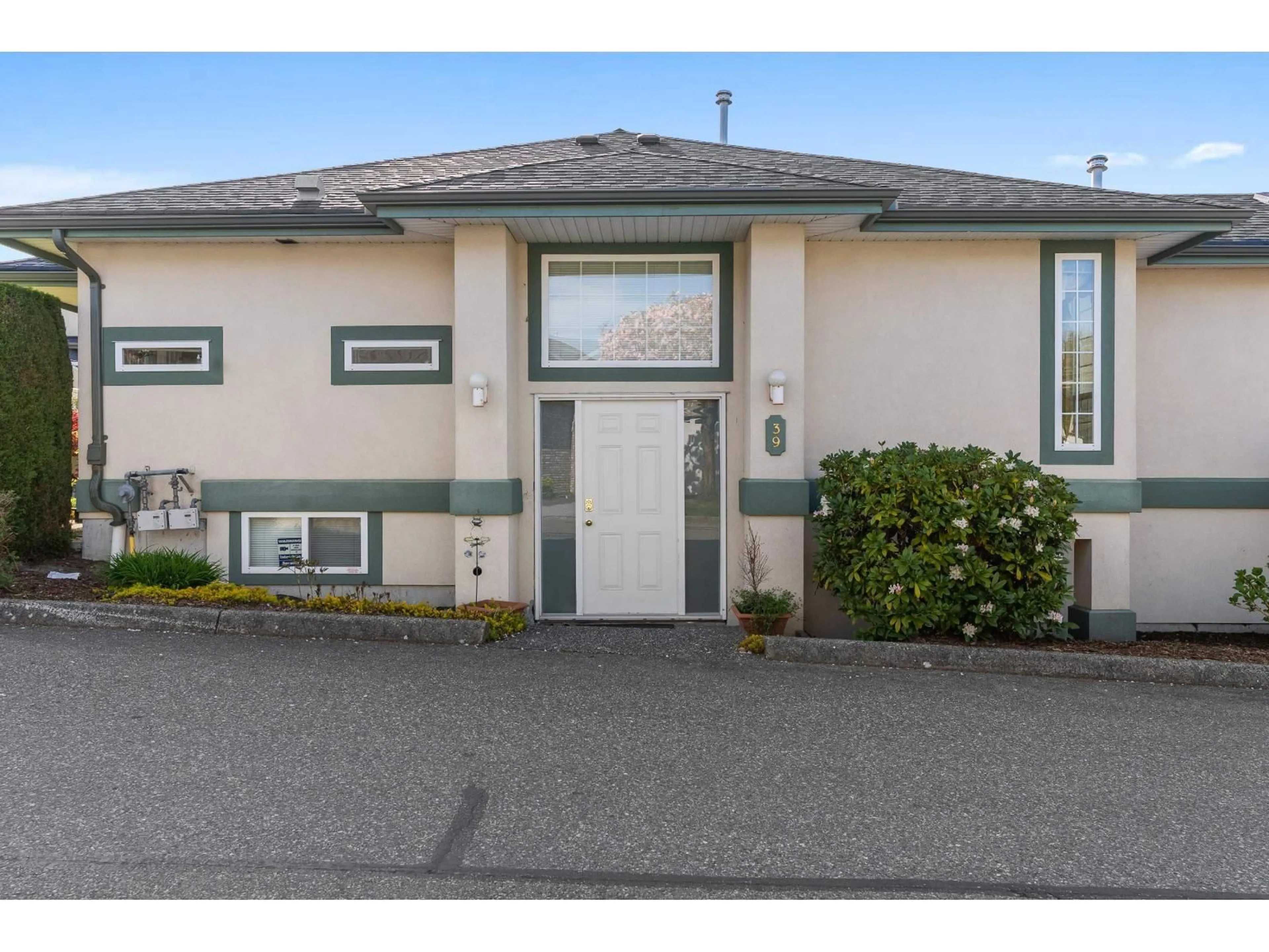 Home with vinyl exterior material, street for 39 - 32777 CHILCOTIN DRIVE, Abbotsford British Columbia V2T5W4