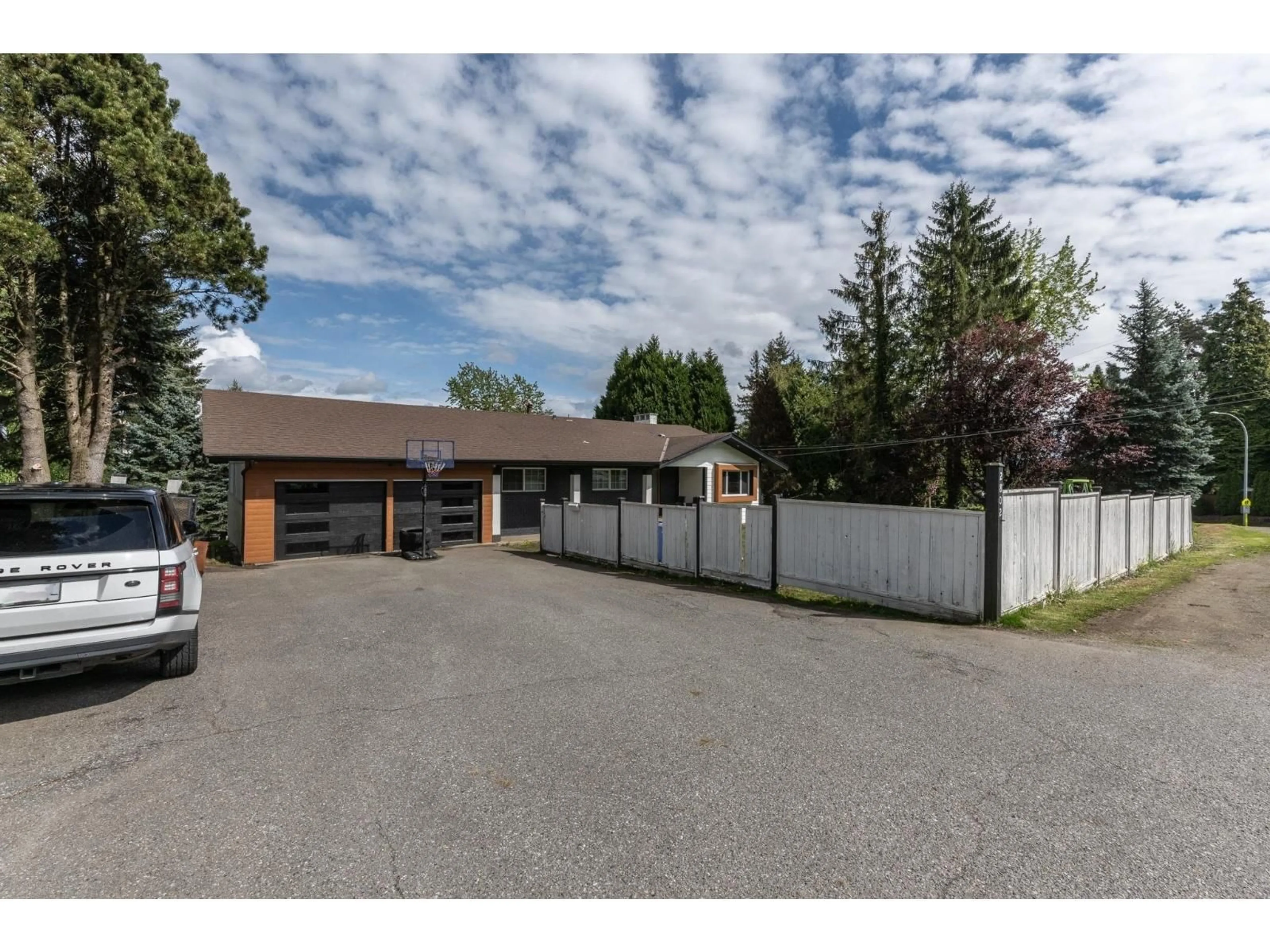 A pic from outside/outdoor area/front of a property/back of a property/a pic from drone, street for 2802 UPLAND CRESCENT, Abbotsford British Columbia V2T2E9