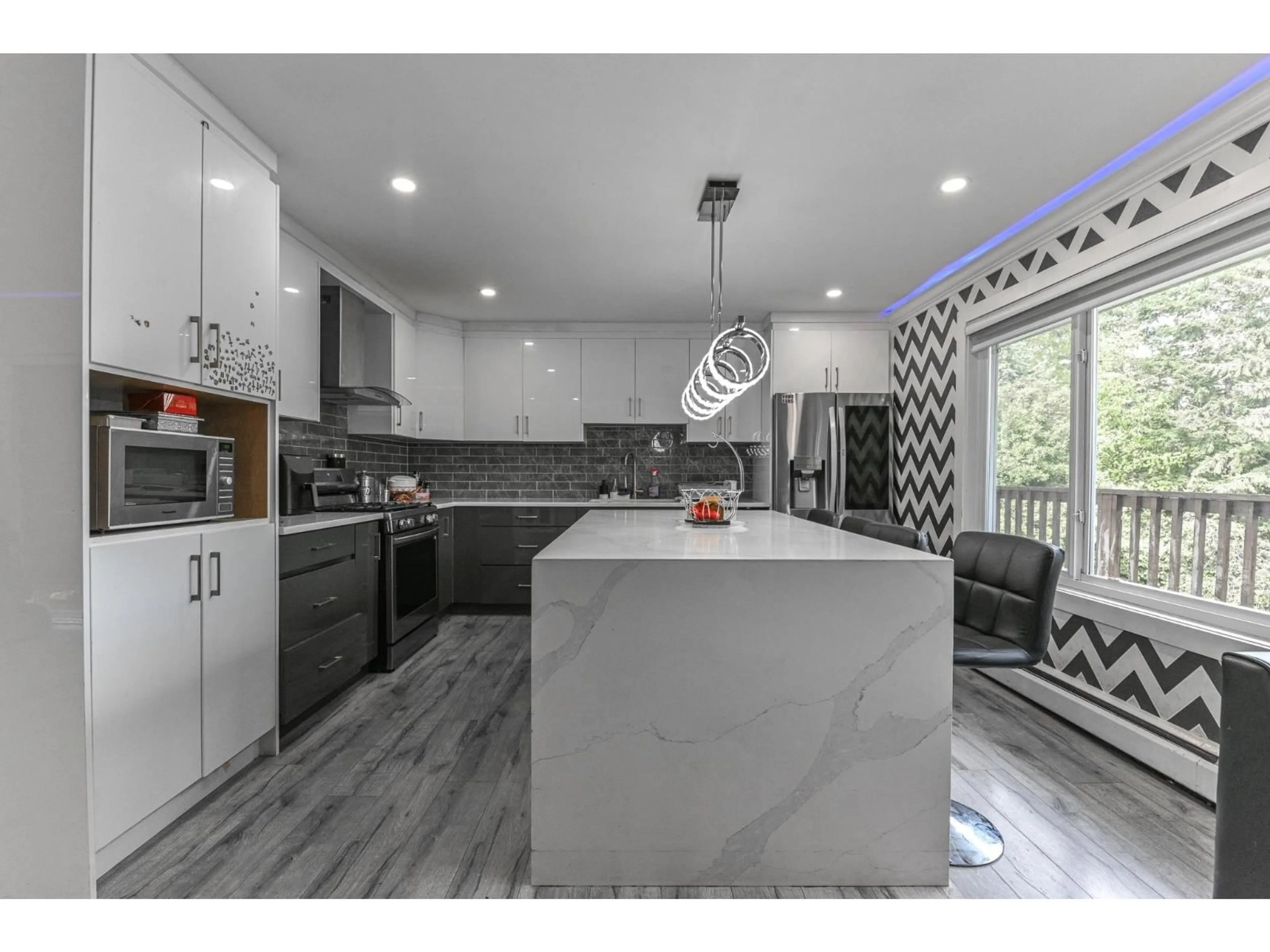 Open concept kitchen, ceramic/tile floor for 2802 UPLAND CRESCENT, Abbotsford British Columbia V2T2E9