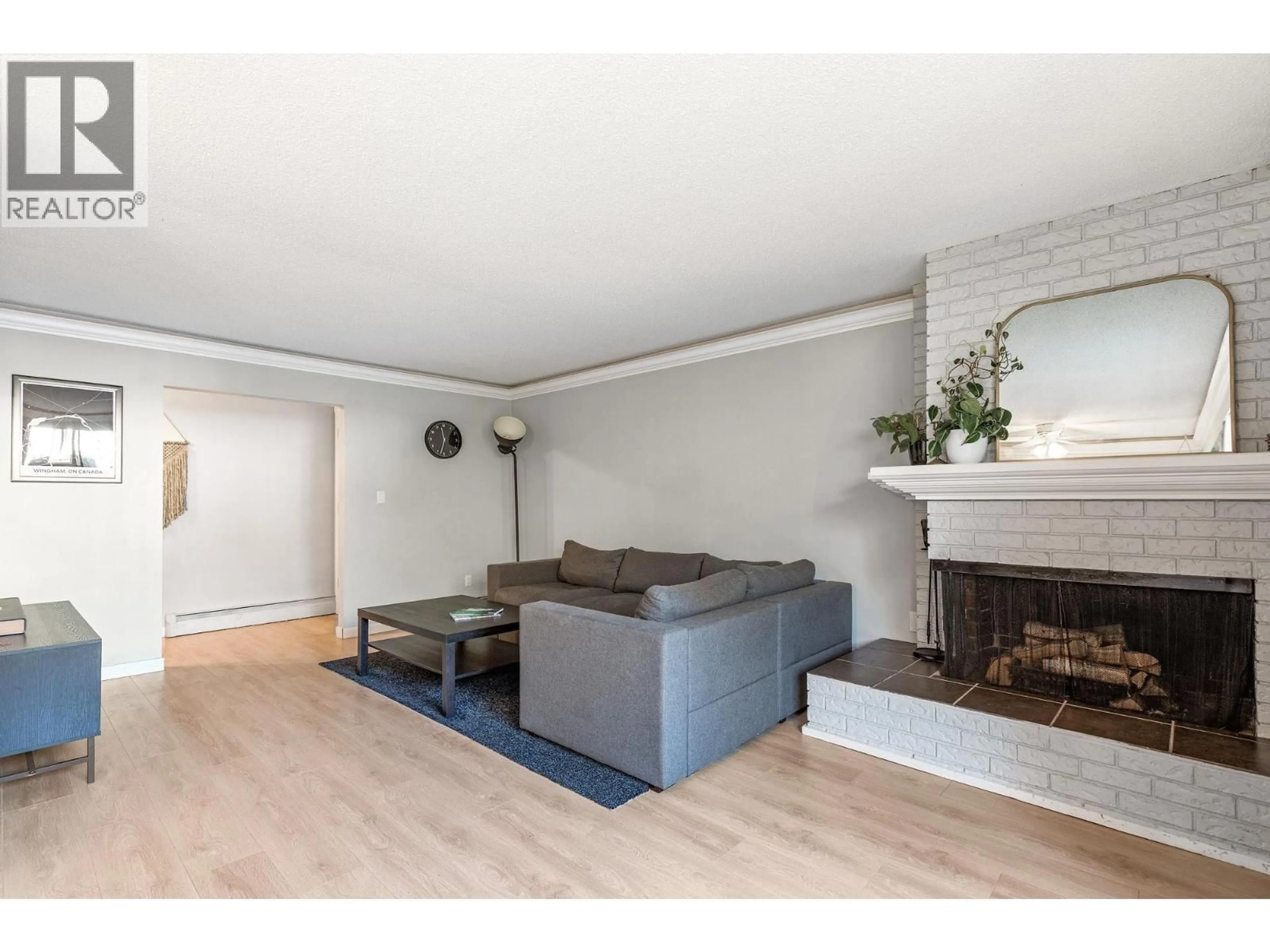 Living room with furniture, wood/laminate floor for 8965 HORNE STREET, Burnaby British Columbia V3N4J8