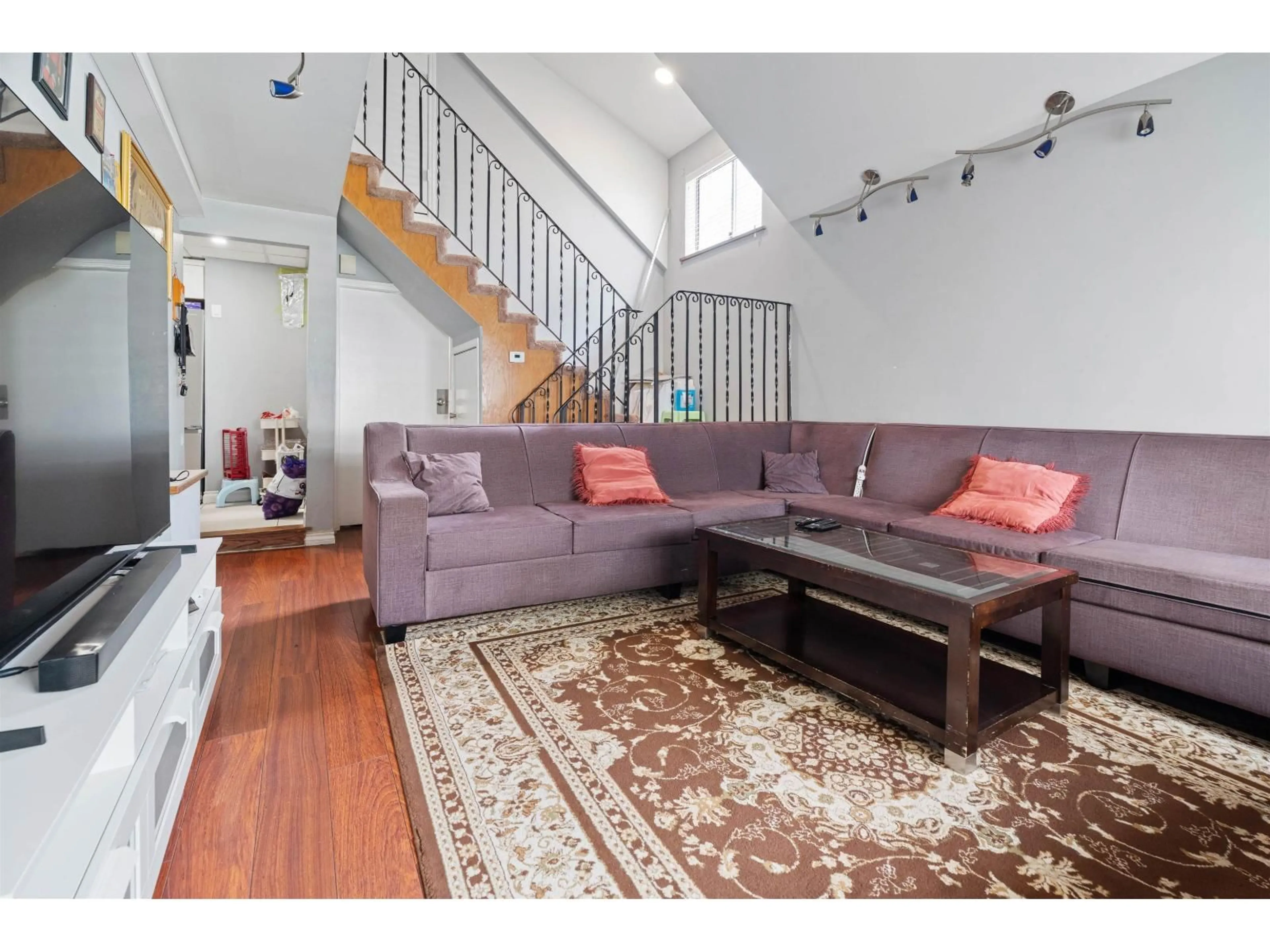 Living room with furniture, unknown for 14115 110 AVENUE, Surrey British Columbia V3R1Z3