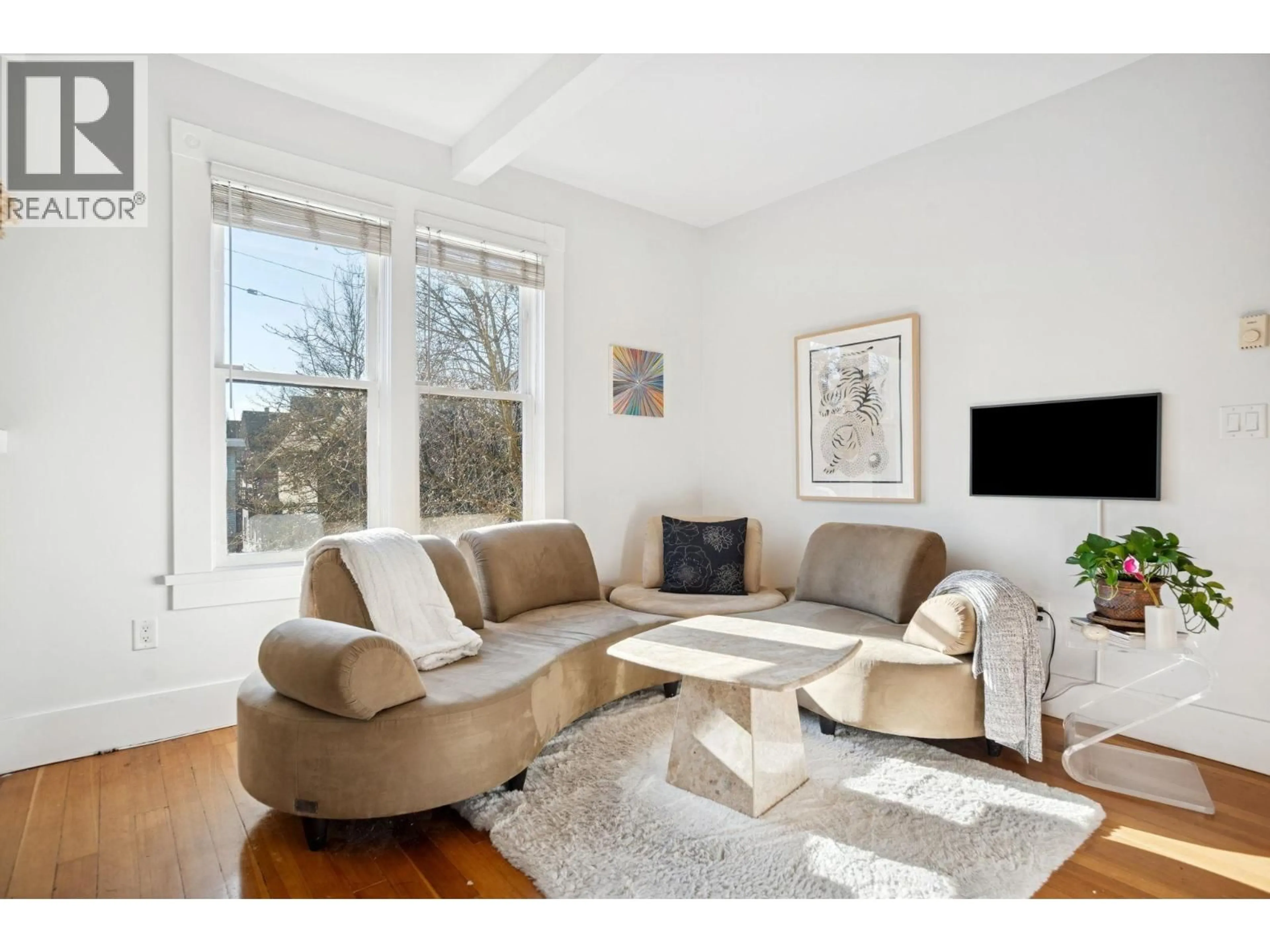 Living room with furniture, wood/laminate floor for 509 UNION STREET, Vancouver British Columbia V6A2B7