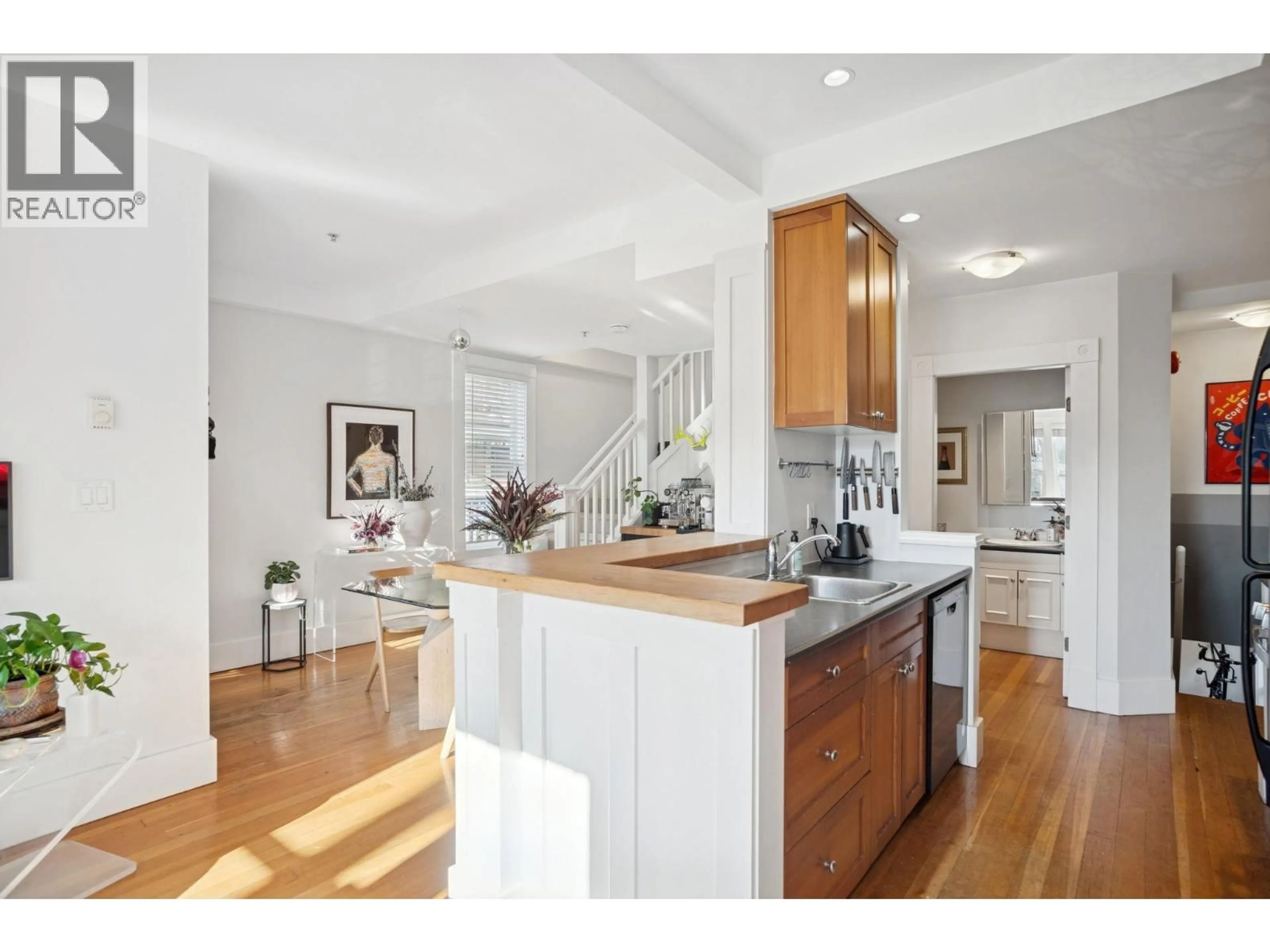 Open concept kitchen, wood/laminate floor for 509 UNION STREET, Vancouver British Columbia V6A2B7