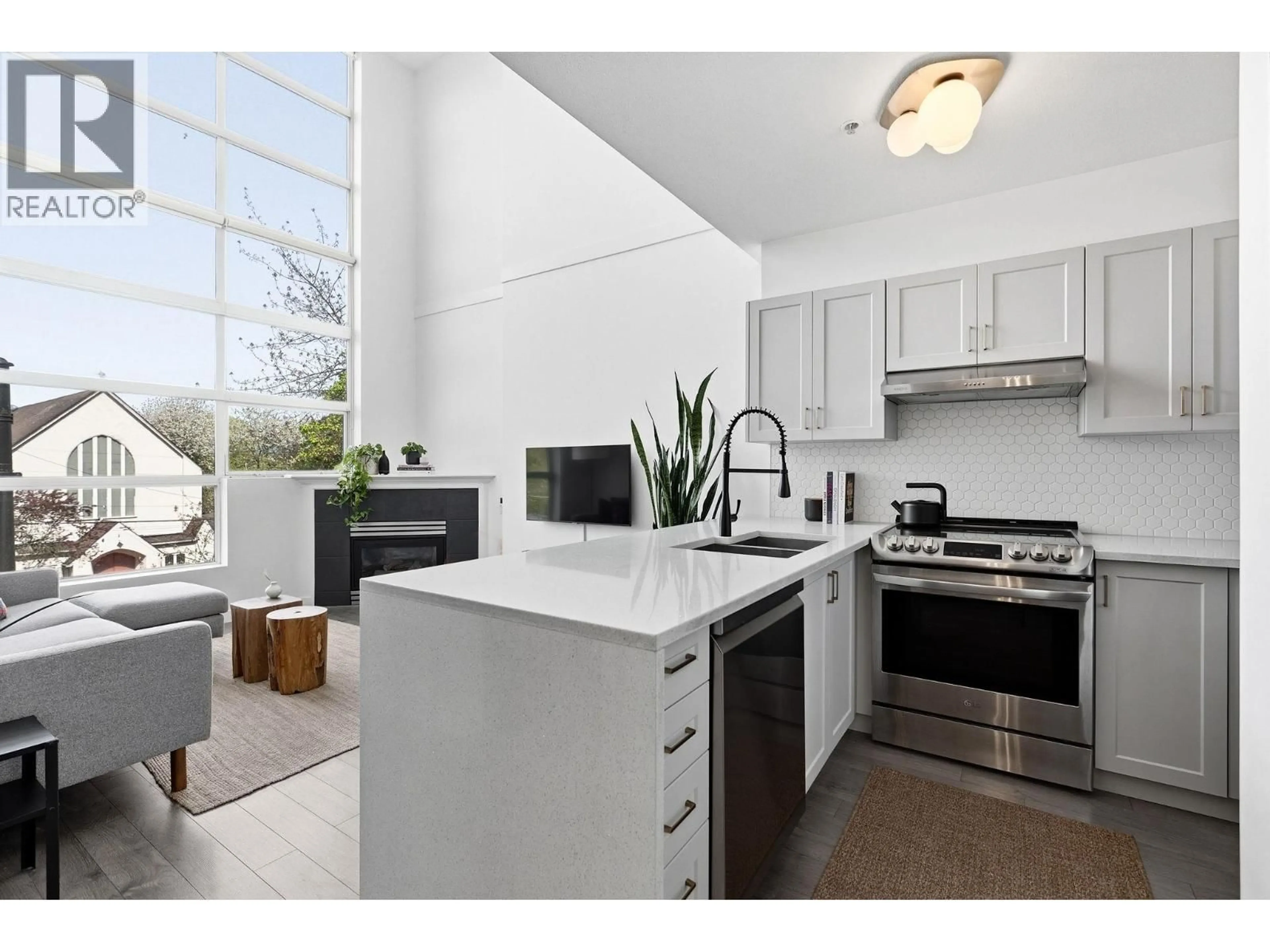 Open concept kitchen, ceramic/tile floor for 327 - 418 BROADWAY, Vancouver British Columbia V5T1X2