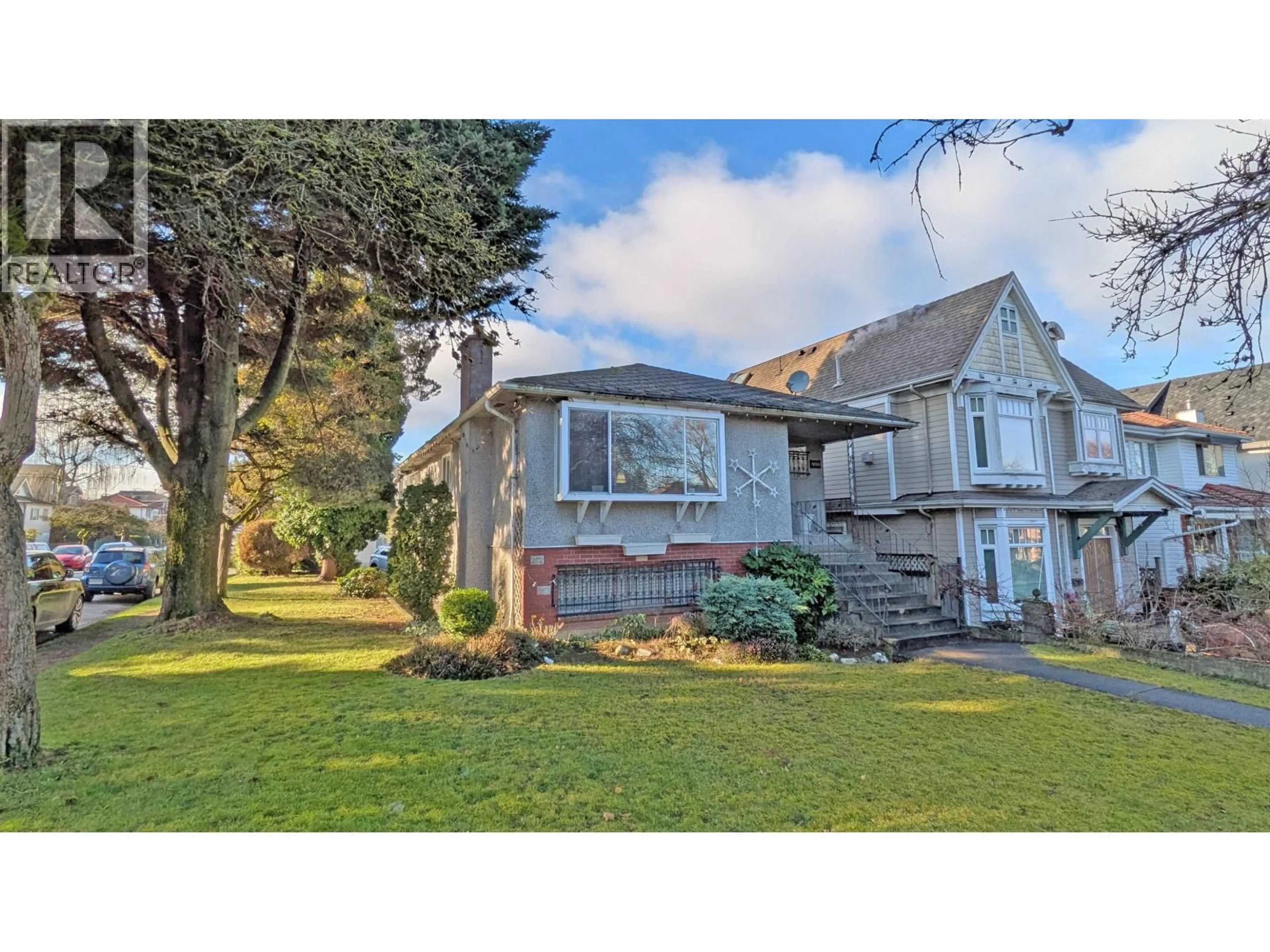 A pic from outside/outdoor area/front of a property/back of a property/a pic from drone, street for 4793 COMMERCIAL STREET, Vancouver British Columbia V5N4G8