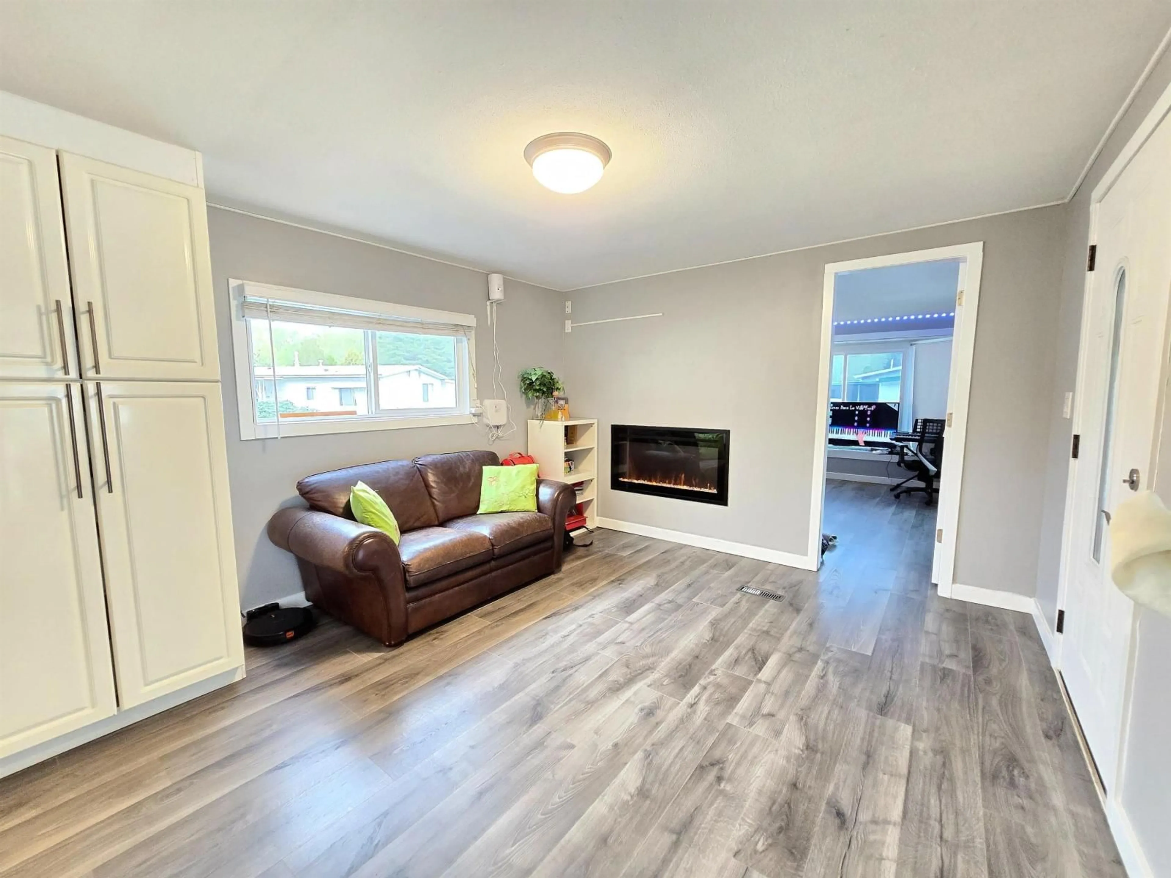 Living room with furniture, wood/laminate floor for 56 - 8220 KING GEORGE BOULEVARD, Surrey British Columbia V3W6E1