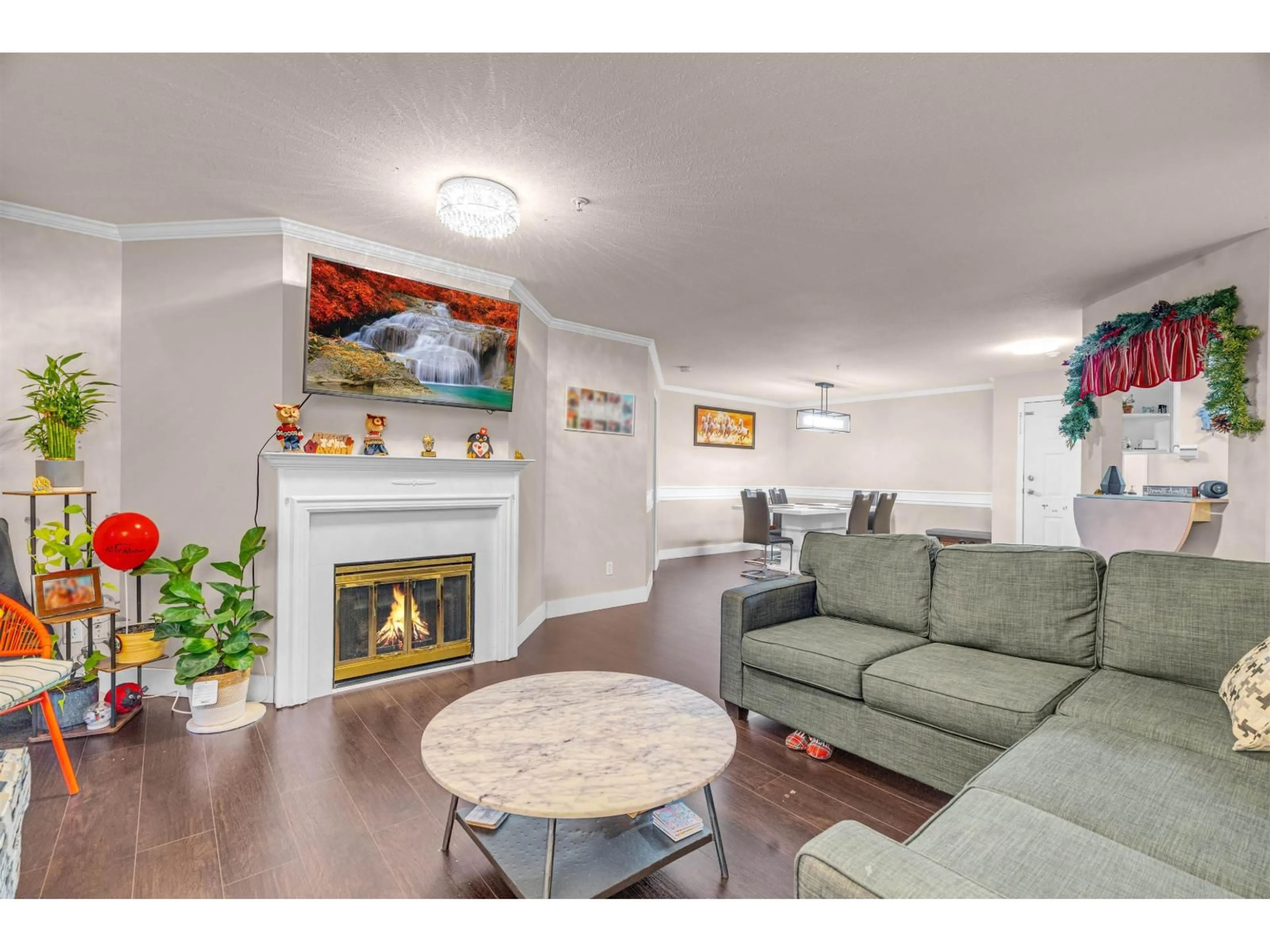 Living room with furniture, wood/laminate floor for 222 - 7161 121 STREET, Surrey British Columbia V3W1G8