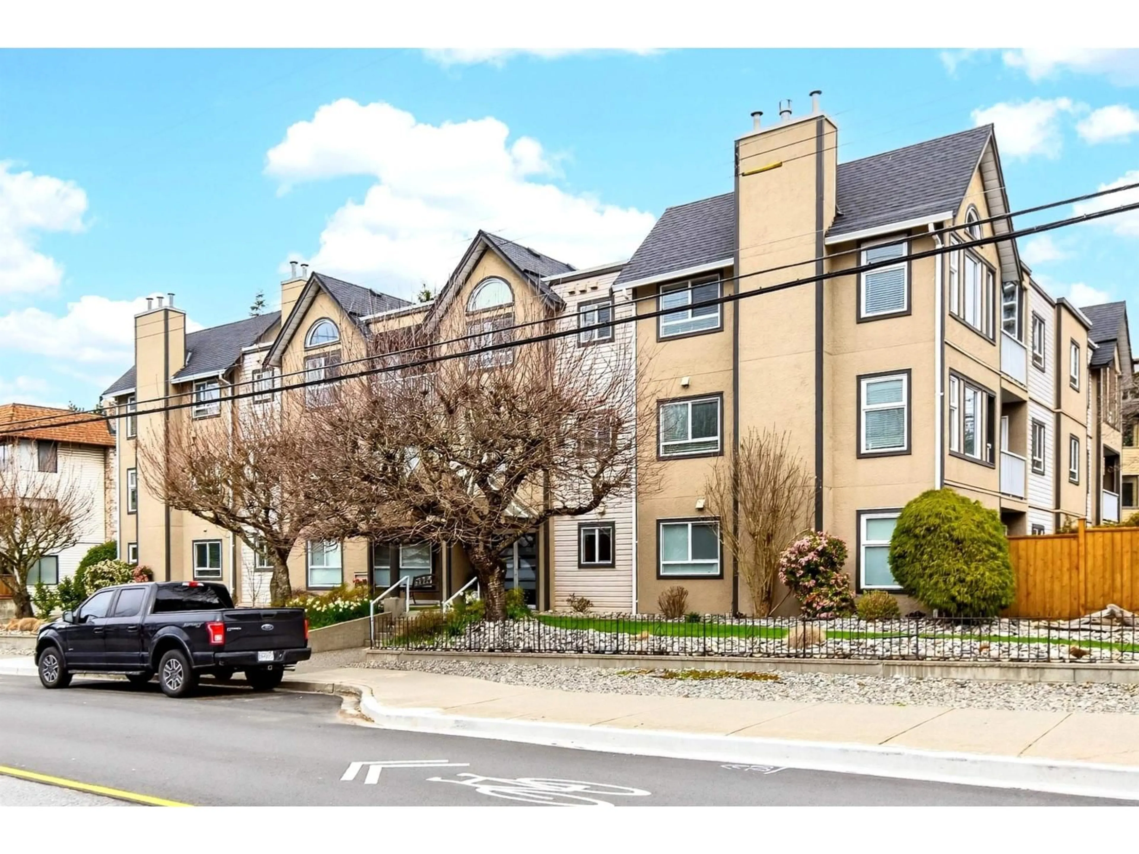 A pic from outside/outdoor area/front of a property/back of a property/a pic from drone, street for 205 - 15035 THRIFT AVENUE, White Rock British Columbia V4B2K2