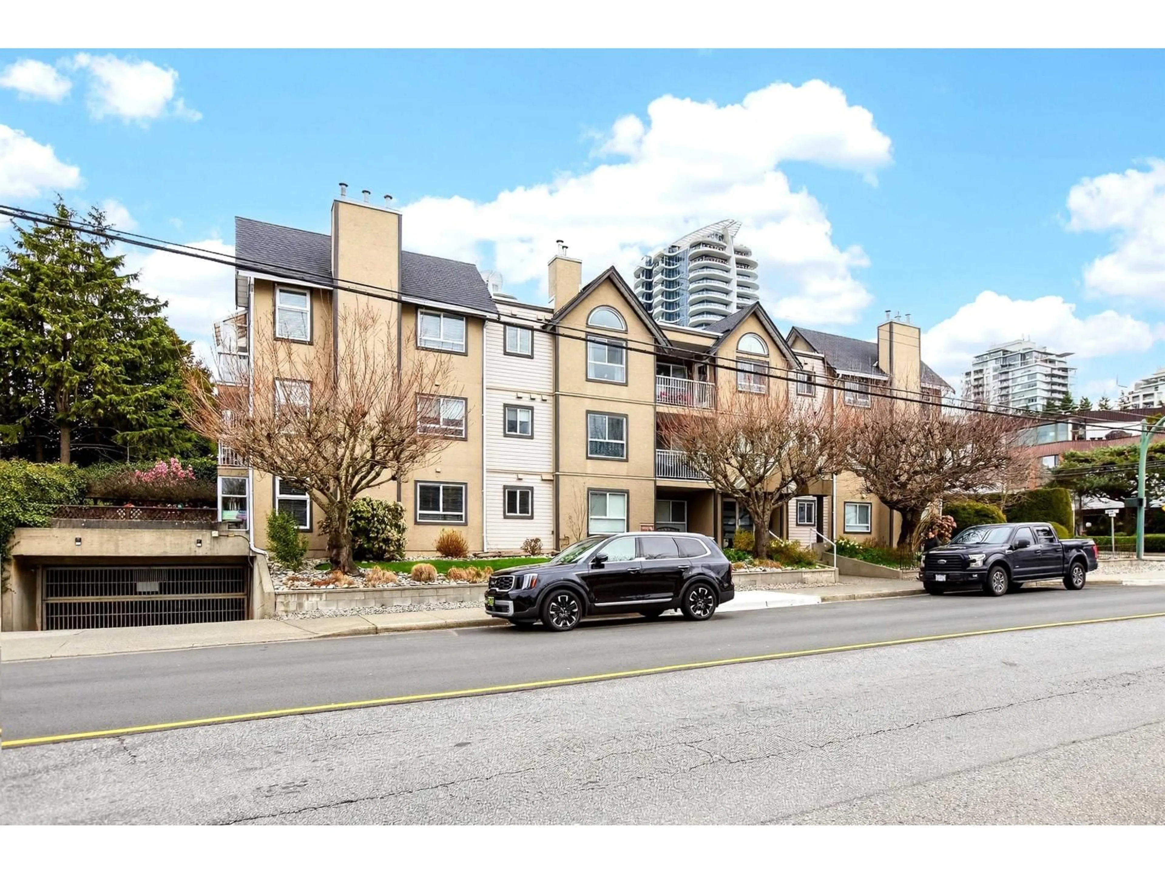 A pic from outside/outdoor area/front of a property/back of a property/a pic from drone, street for 205 - 15035 THRIFT AVENUE, White Rock British Columbia V4B2K2