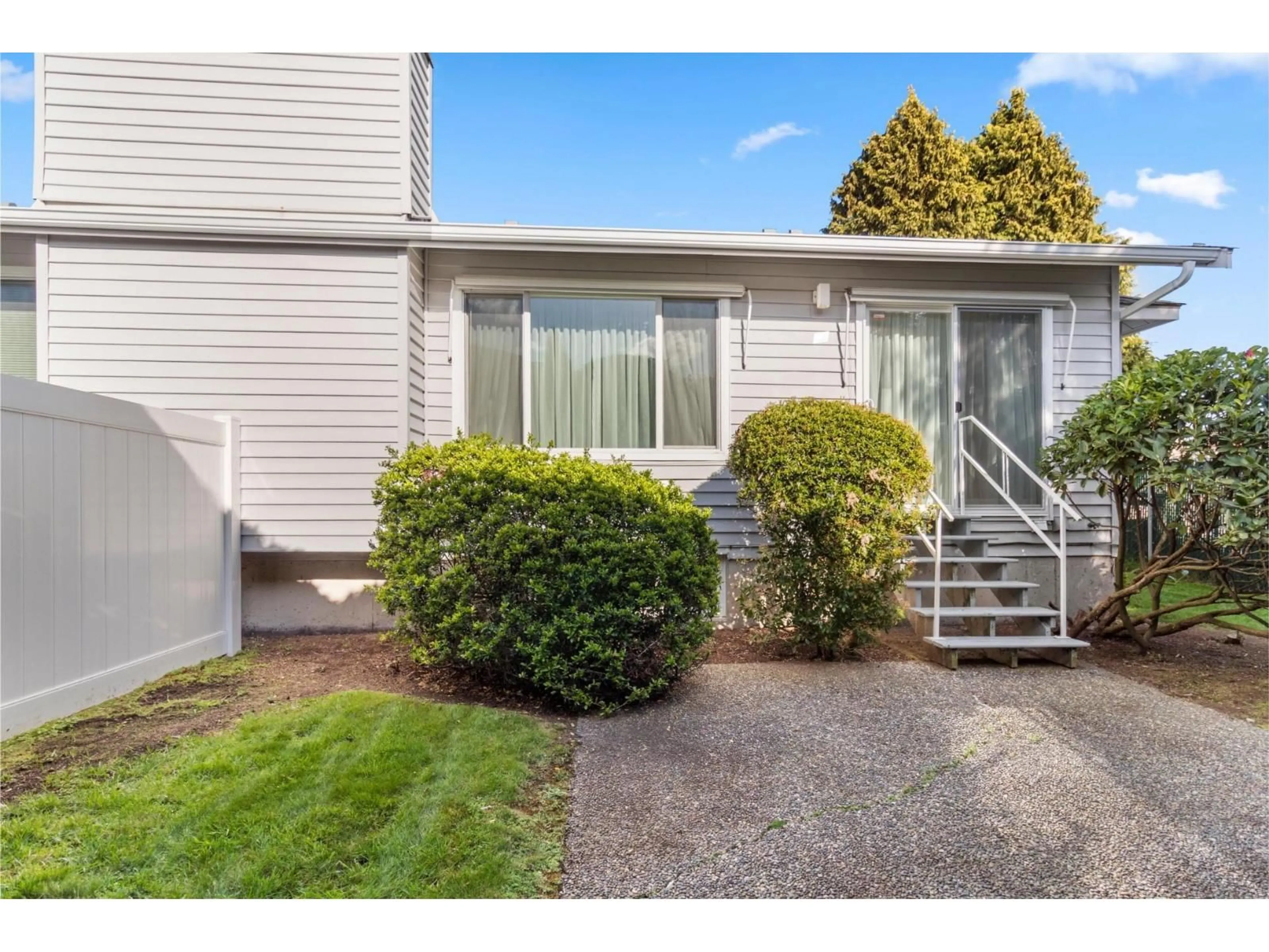 Home with vinyl exterior material, street for 48 - 2989 TRAFALGAR STREET, Abbotsford British Columbia V2S7X9