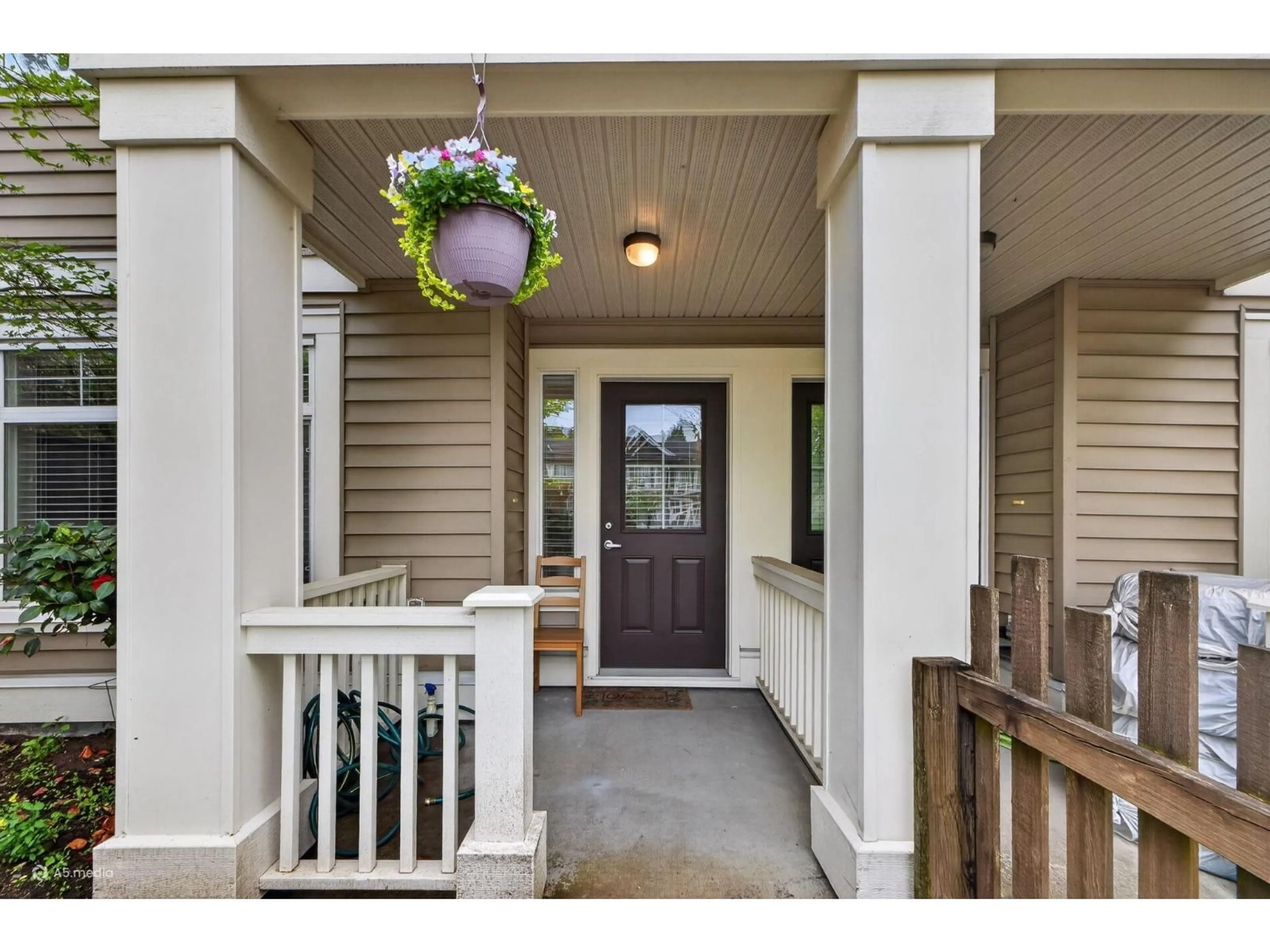 Indoor entryway for 14 - 14377 60 AVENUE, Surrey British Columbia V3X0E2