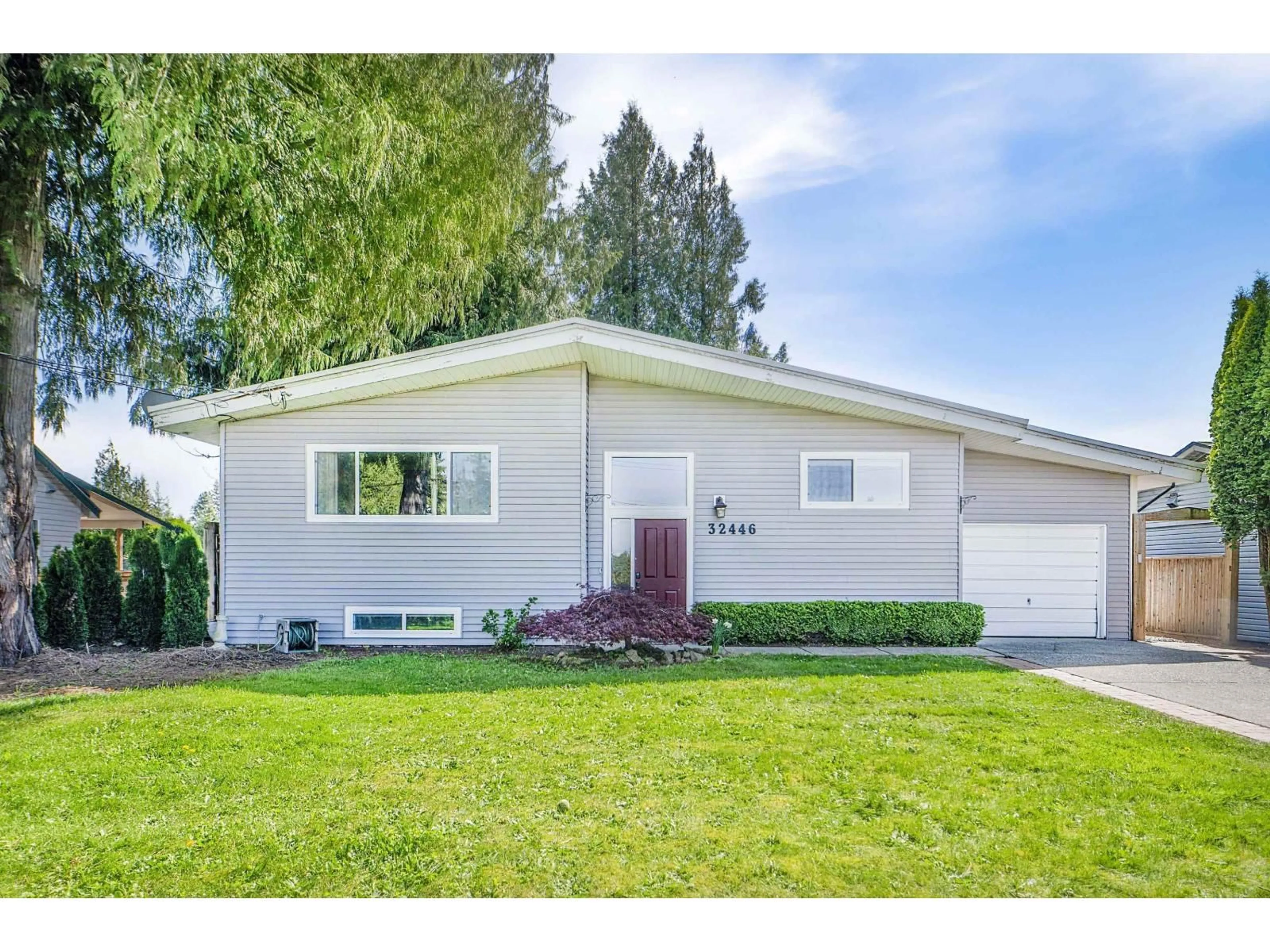 Home with vinyl exterior material, street for 32446 MONTGOMERY AVENUE, Abbotsford British Columbia V2T6A3