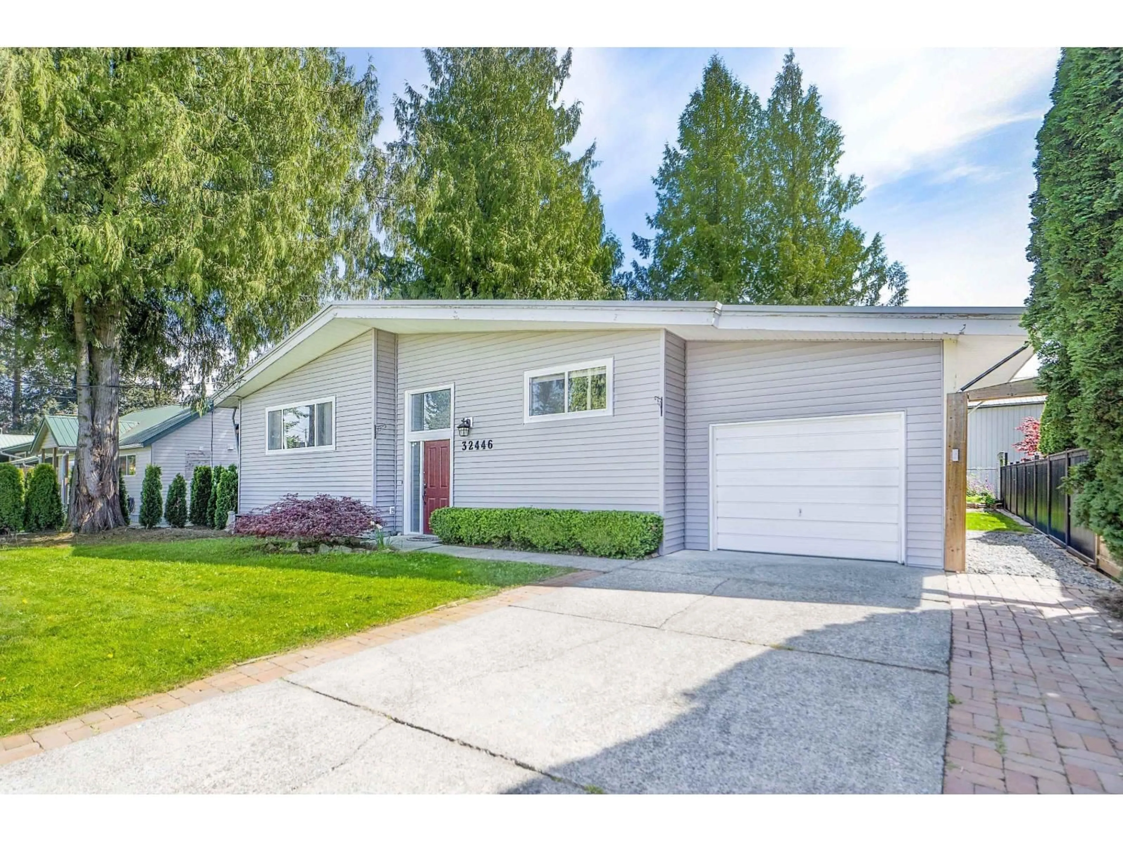 Home with vinyl exterior material, street for 32446 MONTGOMERY AVENUE, Abbotsford British Columbia V2T6A3