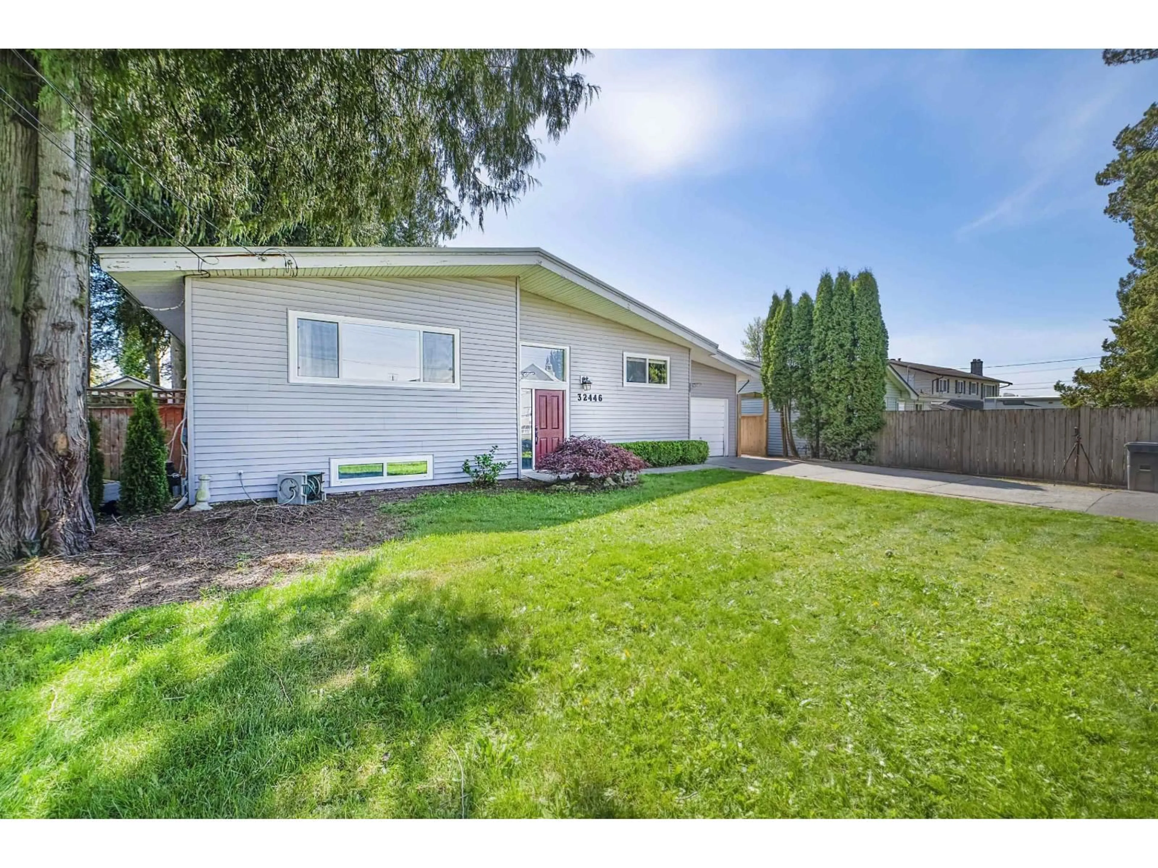 Home with vinyl exterior material, street for 32446 MONTGOMERY AVENUE, Abbotsford British Columbia V2T6A3